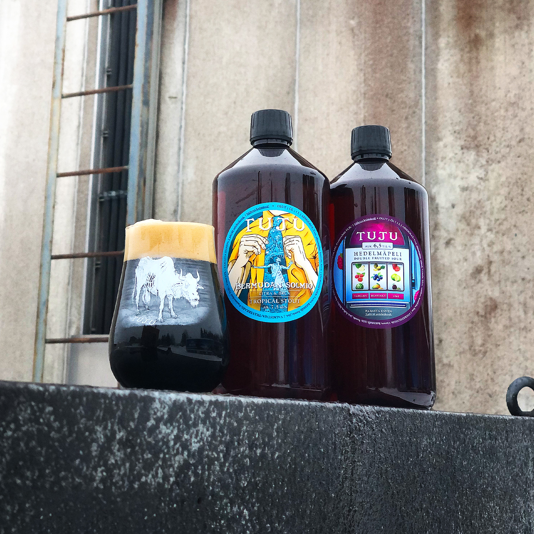 M-M-M-Mitä i-i-ihmettä? Eikö tämän viikon pöniköissä humalamehutella!
‼️NO EI‼️
🇧🇲Bermudan Solmio 7,5% | Tropical stout🇧🇲
Bermudan Solmio on väriltään synkkä kuin valtameren pohja. Kyseessä on siis muunnelma foreign extra stoutista, ja näin ollen muhkeampi otanta arominsa puolesta verrattuna perinteisempiin versioihin. Hienosti pintaan pyristelevä makeus ja täyteläisyys yhdistyvät mutkattomasti humaloinnin hedelmäisiin makuihin, kevyeen hapokkaaseen marjaisuuteen ja paahdetun maltaan tuottamiin kahvimaisiin ja suklaisiin aromeihin tuottaen yhdessä ennenkokematonta pehmeyttä. Näihin mustiin vesiin ei haittaa kadota!
🤑Hedelmäpeli 6,5% Double fruited sour ale | Vadelma, mustikka, lime🤑
Hedelmäpelit edustavat Tujun valikoimassa makeampaa ja lähes karkkimaista lähestymistä hapanoluisiin. Tässä versiossa hyvän happamuuden mukana viekoittelevaa vadelmaa, murjovaa mustikkaa ja leukaperiä hellivää limeä, jotka muodostavat varsin miellyttävän korkean viskositeetin ja kuohkean happaman hedelmäisen yhteissopan.
Tämmöstä tällä kertaa, mutta purnukkapuolella on edetään myös isosti! Astoimme juuri uuden erän Pumpattavaa Barbaaria!
AUKI:
TO 12-17
PE 12-18