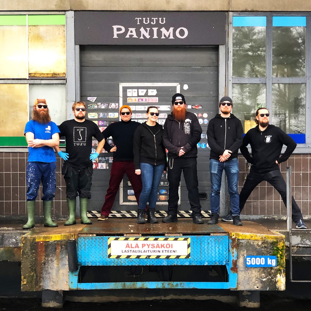 Panimoväki kasvoi tänään ja hommat kehittyivät hyvin ISOIHIN mittasuhteisiin! Collabovieraaksi pörähti United States of Ämerican Virginiasta ponnistava 🇺🇸 @adroittheory , joka on tullut tutuksi kotimaassaan raskaamman musiikin kuvastoista - heidän rakkautensa metallimusiikkiin näkyy jokaisessa tuotteessa.
Adroit Theoryn Jonathan ja Tujun Samu sekä Tuomas tapasivat taannoin sattumalta Helsinki Haze Wave-festivaaleilla, ja yhteiset kiinnostuksen kohteet (olut ja mökämusiikki, daaa!) ajoivat syvemmälle hiipivään kollabohulluuteen. Nyt kun Adroit Theory tuli pitämään tap takeoveria Helsinkiin, niin kutsu itärajalle kuului! Ja tulossa on niin raju soppa, että vauvasuita hirvittää!