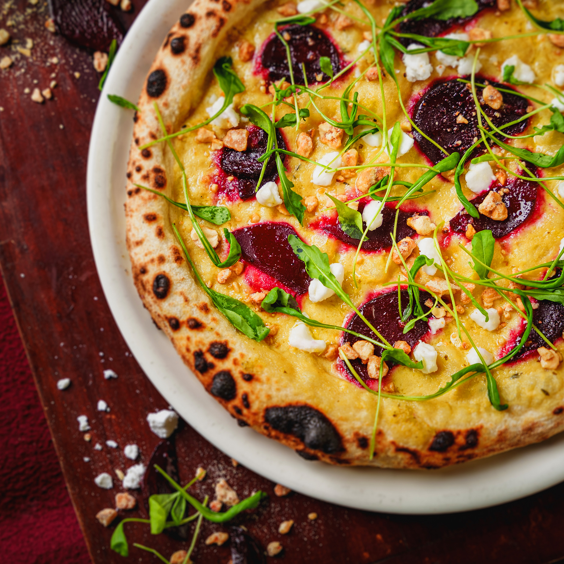 Pizzamenumme esittely jatkuu ja tämän pizza transformoituu suuhusi sulaen!
🌱🍕 Vegan Fox! 🌱🍕
Tämä herkku ei ole mikä tahansa pizza, vaan se on päätähti omanlaisensa kulinaarisen karkelonsa keskipisteessä. Reseptiä on käsikirjoitettu pitkään ja pääosia näyttelevät vegaaninen yrtti-kermakastike, paahdettu punajuuri, kreikkalaistyylinen vegaaninen juusto, cashewpähkinäkrokantti, rucola ja fermentoitu
sitruuna-basilikaöljy.
Onko edes perjantai, jos sitä ei kruunaa pizzalla??