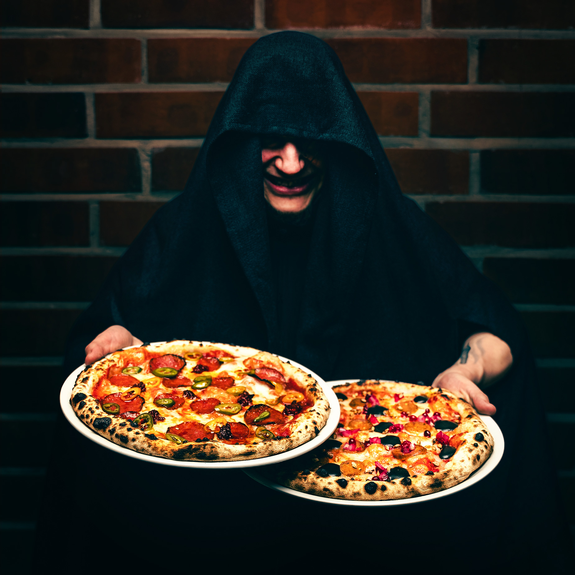 🔥🍕Tujun pizzamenu uusiutuu!💣💥Myös Woltissa!💥
Ken Tuju Taproomin ovista sisään käy, saa kaiken toivonsa heittää. Sen verran armottomia ovat pari tässä esiteltävää pizzauutuutta!
🪓Pyöveli: Hätkähdyttävän päätön pizzamme sisältää Tilateurastamo Ikosen tuoremakkaraa, fior di latte -mozzarellaa, puolukkasalsaa, karamellisoitua mallasta ja pyöveli-olutsinappimajoneesia
🌶️Tuonela: Vain nimensä puolesta synkkä makkarailottelu sisältää salamia, pepperonimakkaraa, tulista ndujaa, pikkelöityä jalapenoa ja chilillä maustettua Kuorttisen hunajaa Lappeenrannasta
Siinähän teillä riittää alkuun ihmettelemistä! Muista, että mikäli olet estynyt, niin Wolt liikkuu kyllä
🍕
🍕
🍕
🍕
#panimoyhtiötuju #panimotuju #tujutaproom #pizza #lappeenranta