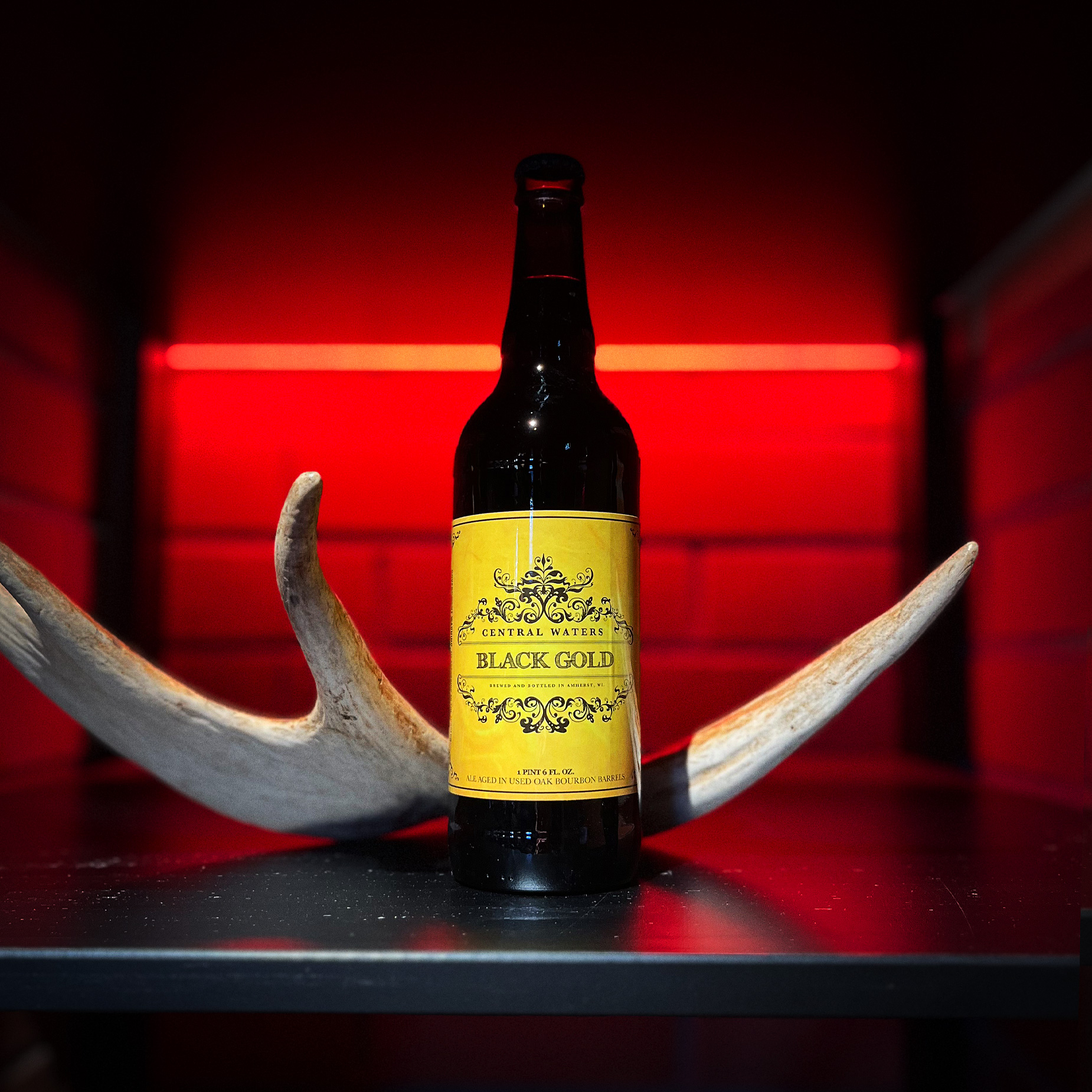 Uskomatonta, mutta perjantai lähestyy. Klo 21:00 on Taproomilla aina juhla-aika, koska silloin perjantaipullo avautuu. Myynnit 1dl annoksian niin kauan kuin pulloa on jäljellä.
🇺🇸 @centralwaters on 1998 Amherstiin, Wisconsiniin perustettu käsityöläispanimo, joka on kerännyt harrastajien suitsutusta erityisesti tammitynnyröinneistään. Useita palkintoja kahminut panimo on myös ympäristövastuullinen ja pyrkii toimillaan minimoimaan ympäristövaikutuksia.
🍾Black Gold 2022 13,0% BBA Imp. Stout (Untappd 4.47)
Yksi Central Watersin rajoitetuimmista ja kovasti tavoitelluista oluista. Tämän bourbon-tynnyrikypsytetyn imperial stoutin pullot julkaistaan panimolla joka lokakuu. Jokaisen vuosikerran resepti on erilainen kuin edellisen. Suorastaan majesteettinen! Pitäisiköhän peruuttaa koko perjantaipullo ja juoda itse?
#tujutaproom #panimoyhtiötuju #olut #panimotuju #pienpanimo #lappeenranta #beer