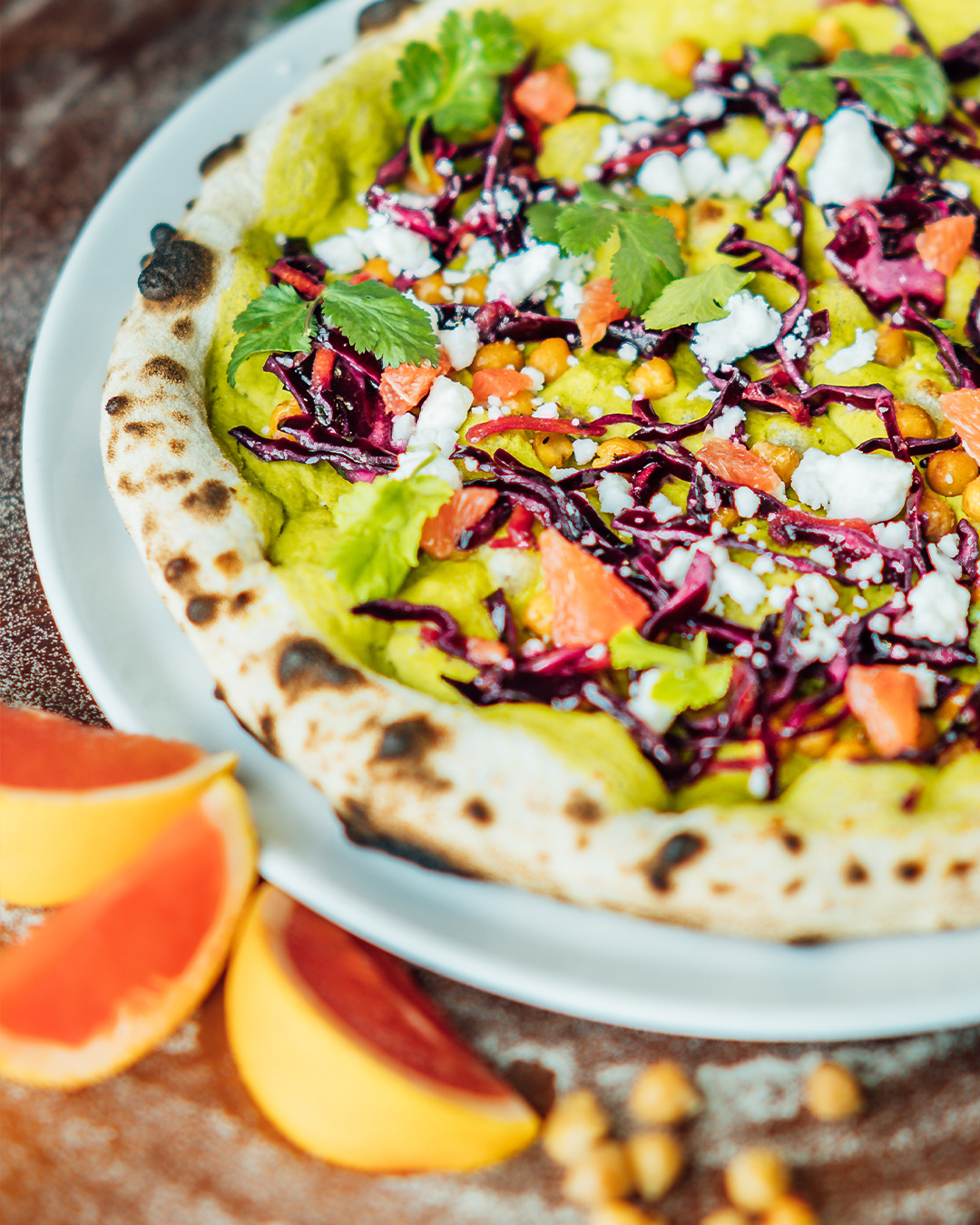 🥳Iloista vappua kaikille!🥳
Jos haluat nostaa vappupicnicin tasoa niin käy kipaisemassa pizzat Tuju Taproomilta!
🍕Tänään esittelyssä VEGOTRIPPI-PIZZA🍕
Sää on kaunis ja miten ihana aika ollakaan elossa!
Vegotrippi sisältää vihreää hernehummusta, paahdettuja kikherneitä, marinoitua punakaalisalaattia, Mö kreikkalaista vuustoa, verigreippiä ja tuoretta korianteria.
Ei huvita istua nurmikolla kuin Nasse-Setä konsanaan? Ota hattusi ja tule istumaan avautuneelle terassillemme! Pizza kuumaa, bisse kylmää!