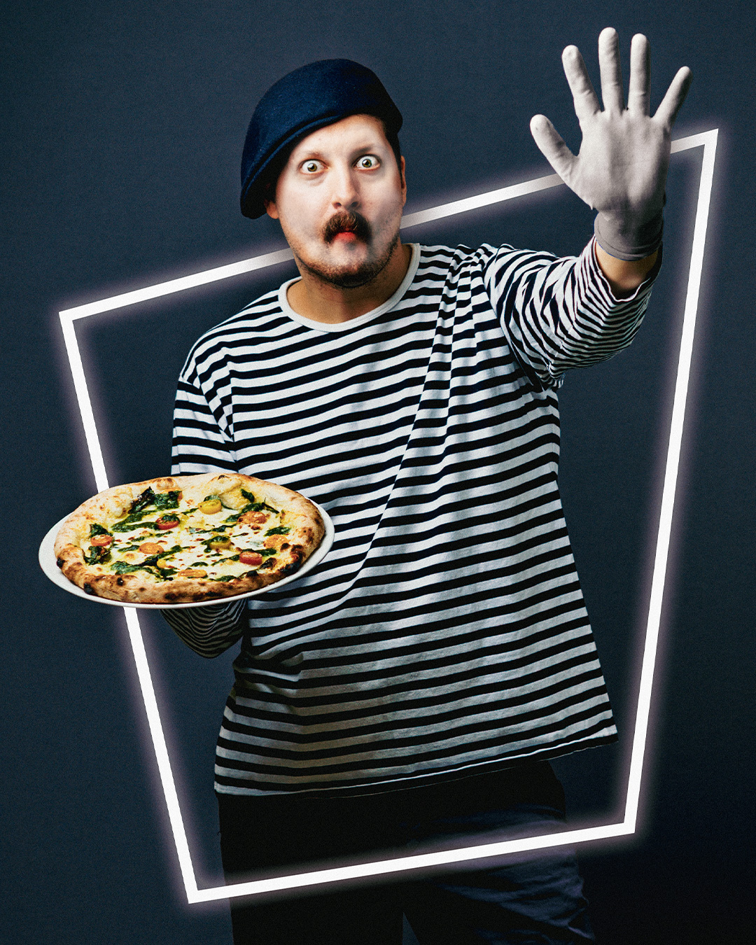 🍕🍕🍕UUTUUS: Blancomies -pizza🍕🍕🍕
Mökkikausi käynnissä ja sieltä se tulee se hassunhauska Blancomies paikalle!
Uutuuspizzamme ei ole laisinkaan eleetön, joskaan se ei myöskään huutele olemassaolostaan eli pidetään näin hyvä pizza ihan meidän välisenä salaisuutena, jookos? Sisältää tuoretta basilikaa, kesätomaatteja, Fior Di Latte -mozzarellaa, Stracchino-juustoa, Parmesan-juustoa ja nokkospestoa.
Jos et Tuju Taproomille pääse ja liikehdintääsi estää näkymätön seinä, voit huijata ja tilata pizzan mökillesi Woltilla!