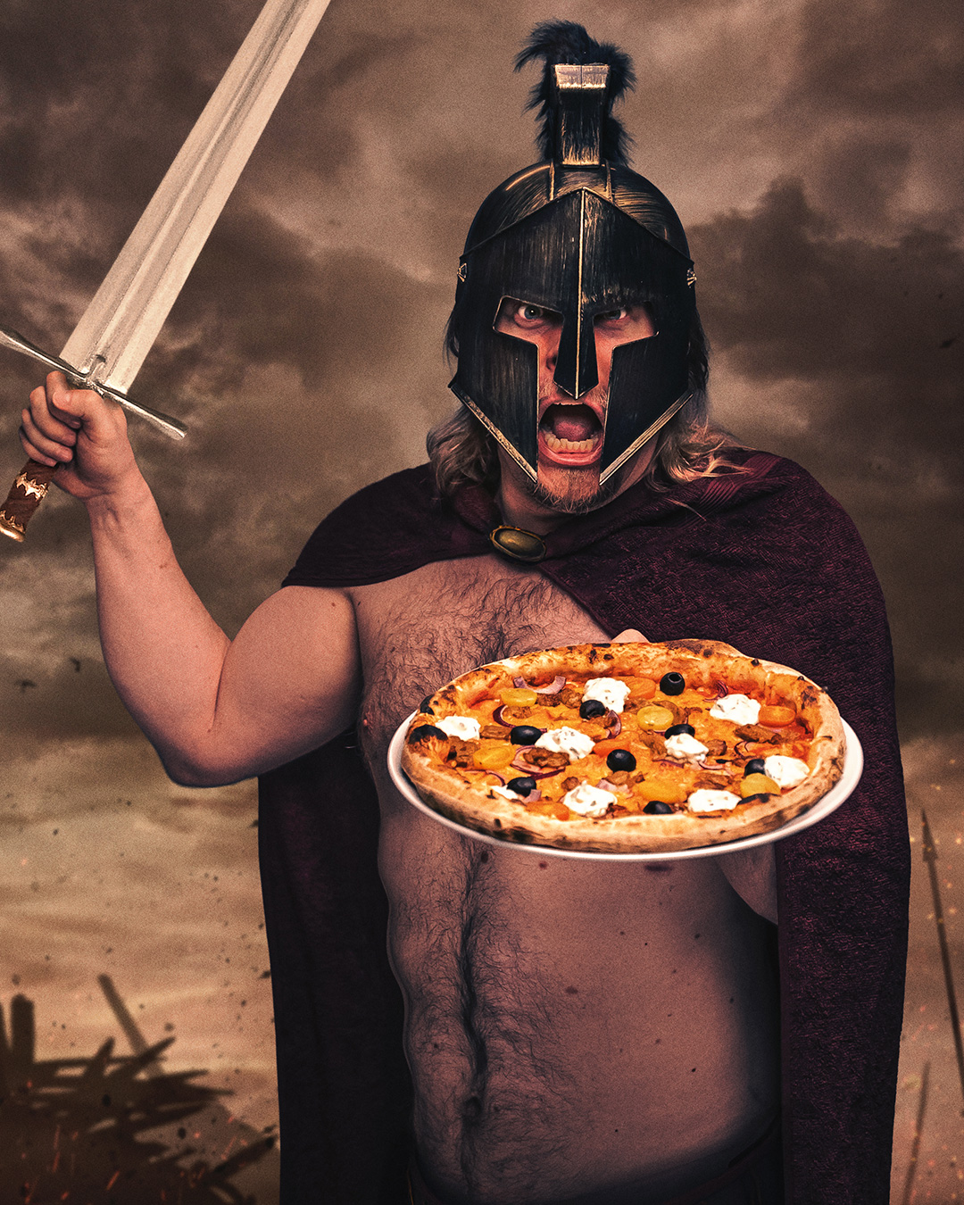 🍕 TUJU TAPROOMIN PIZZAUUTUUS!🍕
🗡️THIS... IS... SPARTAVEITSI!
Leikkaavaan terävä kreikkalaishenkinen pizzamme on jotain mistä persialaiset voivat vain unelmoida. Toogabileiden keskiössä paistatteleva lätty sisältää Tujun tomaattikastiketta, vegaanista pizzaraastetta, mausteisia vegaanisia suikaleita, kesätomaatteja, oliivia, punasipulia ja tsatsikia.
Mitä mitä? Ei tuulta ja kaleeristakin puuttuu airot? Ei hätää! Woltin vankkurit kuljettavat pizzat kotiin asti!