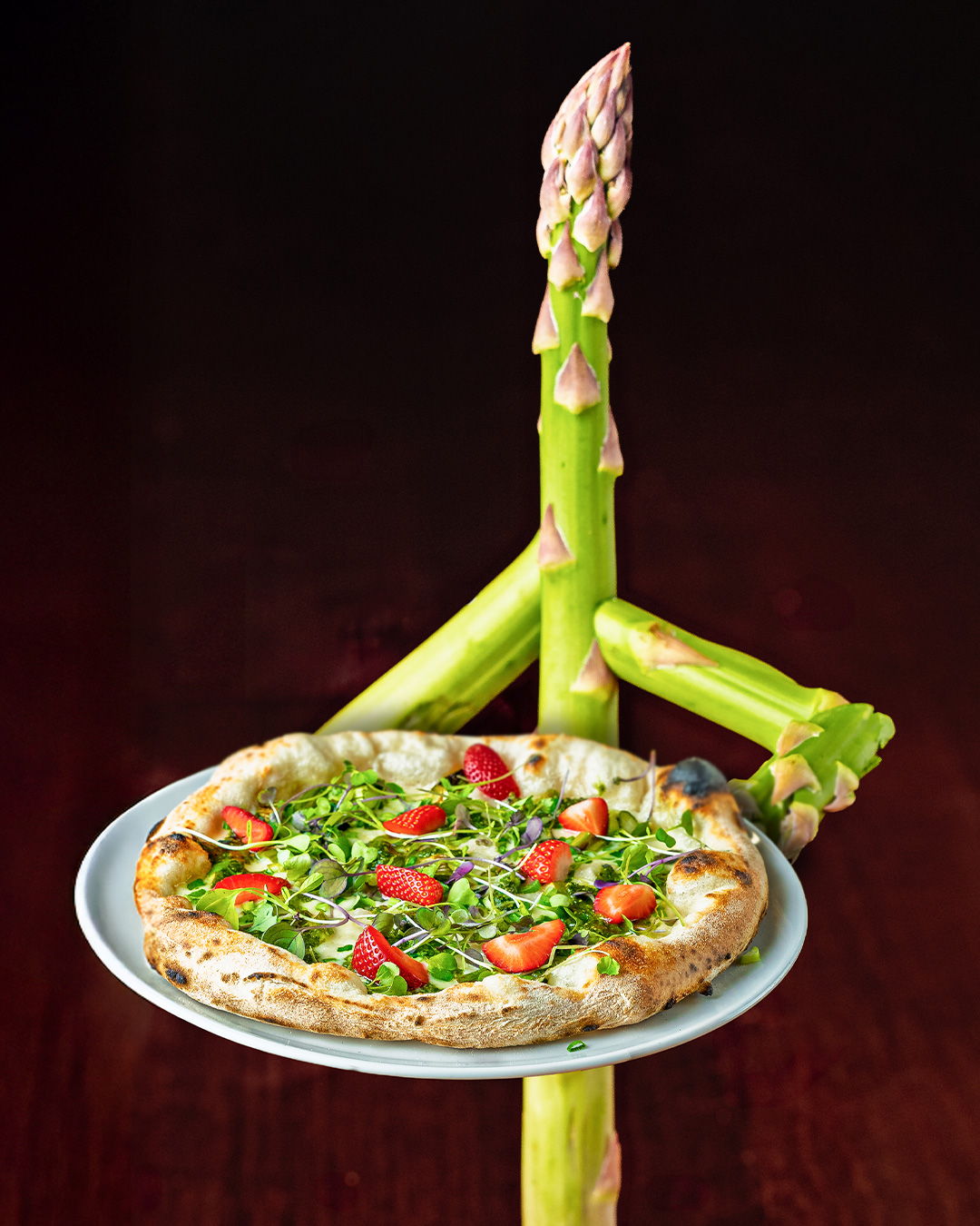 🍑 Uutuuspizza: Parsaukko 🍑
Saimaannorppa kurkistelee täysikuussa ja työukkokin hymyilee! Ja mikäs siinä hymyillessä; tässä on vegaaninen kesäpizza!
Nimestään huolimatta Parsaukko ei ole sukua näätäeläimille, vaan kyseessä on sesonkiin tähtäävä kasvisuutuus, joka sisältää vegaanista vaaleaa pizzakastiketta, marinoitua parsaa, tuoreita mansikoita🍓, kevätsipulia, nokkospestoa ja tuoreita yrttejä.
Ei vaan jaksa lähteä pizzalle? Pizza tuodaan sinulle kyllä peräluukussa - kiitos Woltin! 🚗