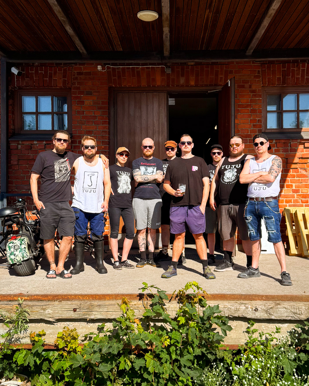 📢 Tämän päivän apulihaksia tarjosi @sofiaelectricbrewing 🇧🇬 ⚡
Lisäksi tänään (16.7.2025) Sofia Electric Brewing järjestää Tuju Taproomissa tap takeoverin! Olisiko tässä todennäköisesti parasta olutta, mitä on ikinä valmistettu vanhassa jääkaappitehtaassa? Itse Aiden Allen Sofia Electricistä tulee meille kylään kertomaan asian laidan!
Sofia Electric on yksi Bulgarian sähköisimmistä panimoista. Tiuhaan ulkomaisia festareita kiertävät sähköputkimiehet eivät ole mikään tuntematon näky maailmalla - tämänkin vuoksi Sofia Electric on varmasti yksi tunnetuimmista panimoista kotimaassaan.
Hyvä olut on näille tyypeille kaiken ydin, he tekevät sitä mitä rakastavat eli ilmiömäistä olutta!
Jooh elikkäs tule maistelemaan hanat läpi ja halutessasi antamaan yläläpykät Aidenille!