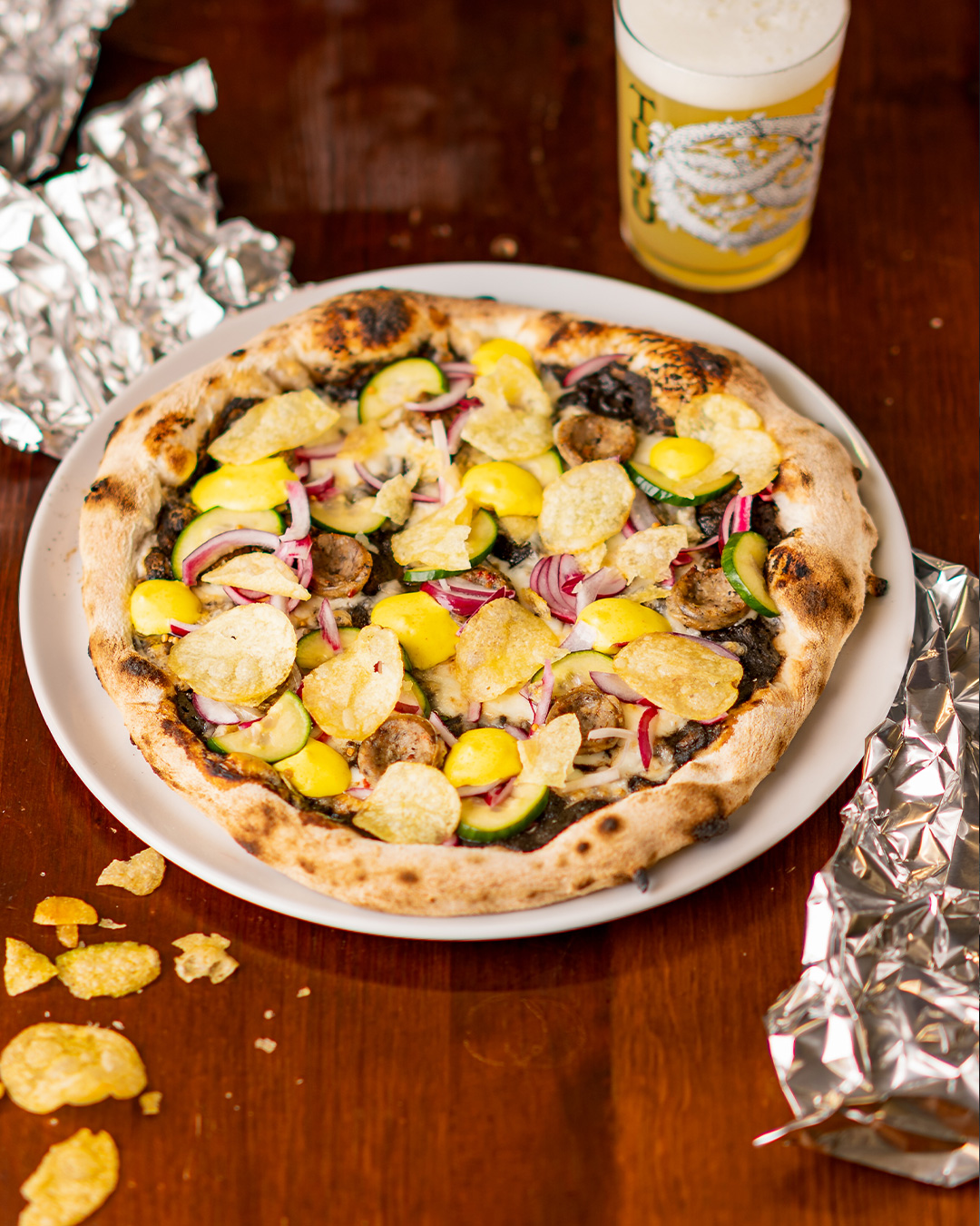Selkeästi kesän rakastetuin pizzauutuus!
🥔Makkispekkis 🌭
Tämä rakastettu lauantai-illan styrox-ruokaklassikko on ujutettu pizzaksi, ja millainen pizza se onkaan - ei tosin pakasteranuja ja sinisiä makkaroita, mutta sinappia on!
Makkispekkiksemme sisältää Pyövelin sinappista pizzakastiketta, Fior Di Latte -mozzarellaa, tuoretta oreganoa, Tilateurastamo Ikosen tuoremakkaraa, raikasta tuorekurkkusalaattia, sitruuna-aiolia ja rouskuvia perunalastuja.
Häh mitä et jaksa hakea? Laita Woltin sedät ja tädit kiikuttamaan kotiisi!