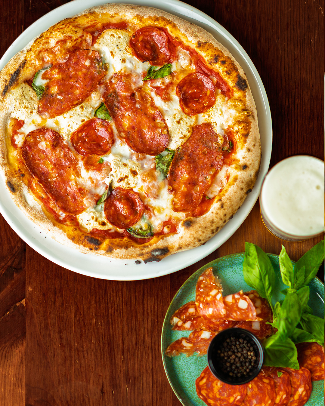 ⚡️Rikotaanko viikonloppuna Salamointiennätys?⚡️
🍕Salamoi-pizza 🍕
SalaMOI eli piilotteleva ja viehko tervehdys kaikille!
Ilma sähköistyy ja meillä välähti! Tuju Taproomilla voit nähdä ennätysmäärän salamia eikä tämä ole mikään vitsi - sitä on joka pöydässä!
Salamoi sisältää nimittäin Tujun tomaattikastiketta, tuoretta basilikaa, Fior di Latte -mozzarellaa, kipinöivää spianata salamia, jytisevää chorizoa ja pippuricremeä.
Kannattaa olla salamannopea ja tulla pizzalle! Tai sitten ole laiska ja anna Woltin kaasutella puolestasi!