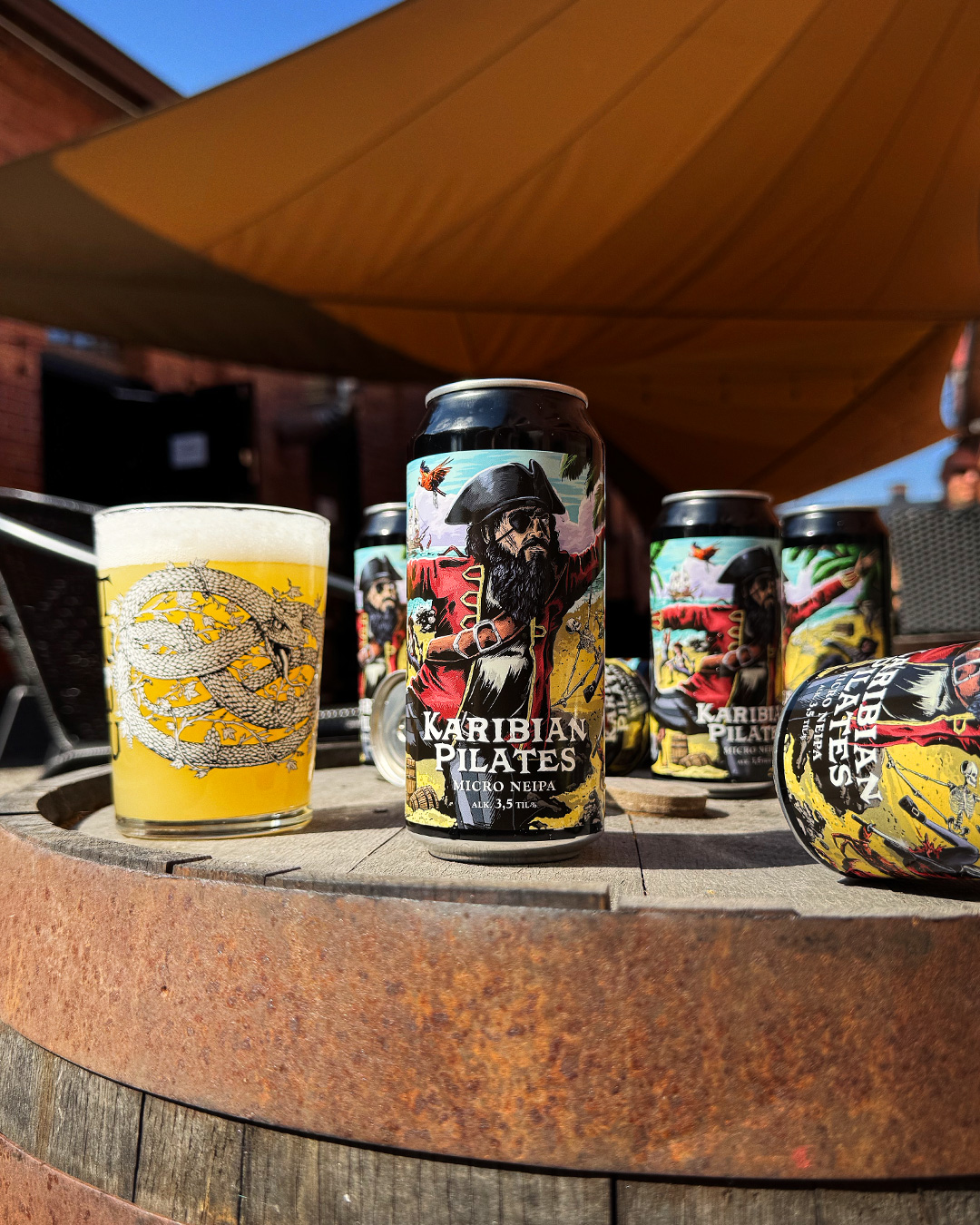 🏴☠️ Taas seilataan notkeasti!🏴☠️
Karibian Pilates 3,5% | Micro NEIPA
Kun nasautat palasen Nassauta auki, imuontelosi täyttyvät trooppisella, kukkaisella ja sitruksisella tuoksulla, joka viipyilevästi johdattaa kohti lasista löytyvää merirosvoaarretta🪙
Sitrusmaisuus ja sitruunankuorisuus, hilpeä aprikoosisuus, makea mangoisuus ja jälkiliukuna greippisyyteen ja mäntymäiseen pihkaisuuteen uppoava kepeä NEIPA tarjoaa notkean elämyksen. Koska kyseessä on micro NEIPA, ovat nämä vedet kuitenkin varsin turvallisia myös kokemattomalle maakravulle ja puujaloille.
Karibian Pilateshan oli vuonna 2024 Suomen Paras Olut-kilpailun kultamitalisti sarjassaan, joten nyt kaikki kannelle ja jumppatrikoot päälle! 🤾♀️