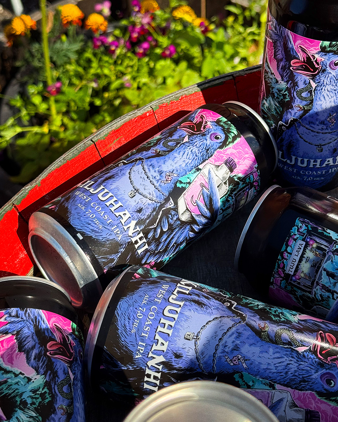 KVAAK! Saimaa Punk Fest on käynnissä, mutta meiltäkin saa mitä parhainta punkjuomaa!
🦆Kiljuhanhi 7,0% | West Coast IPA | Cryo Centennial, Citra, Simcoe🦆
Yhdeksi kauppojen kesävakiokasvoksi on noussut Kiljuhanhi. Kesänhän tunnistaa ailahtelevasta säästä, punkista, korvien tinnituksesta ja kengänpohjassa lymyilevästä hanhenpaskasta, mutta tämä purkkiin pakattu vinkuva sumutorvi on varsinainen raikastaja!
Makupalettia leimaa omaleimainen sitrusmaisuus, kepeän passionhedelmän ja aprikoosinkin kompatessa, mutta loppupeleissä Kiljuhanhi on katkera ja kirkkaampi punkjuoma, jossa aromimoshpitissa viimeisenä pystyssä on reilun mäntyinen katkeruus yhdistettynä höyhenenkevyeen sitrusmaisuuteen, joka kuivattaa pölyisiä kitusia ja janottaa enemmän.
Ihan aito West Coast IPA, johon ei ole kenelläkään nokan koputtamista.
Saatavilla Tuju Taproomista, kaupoista ja ravintoloista kautta maan!