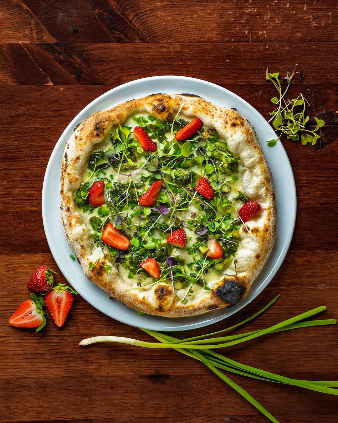 🍑 Parsaukko - kesäpizza, joka saa työukonkin hymyilemään! 🍑
Mikäs siinä hymyillessä, sillä parsaukko on täysin vegaaninen kesäpizza! Ja se on niin uskomattoman herkullinen, että kelpaa myös kermapyllyille!
Nimestään huolimatta Parsaukko ei ole suinkaan sukua näätäeläimille, vaan kyseessä on sesongissa oleva kasvislätykkä, joka sisältää vegaanista vaaleaa pizzakastiketta, marinoitua parsaa, tuoreita mansikoita🍓, kevätsipulia, nokkospestoa ja tuoreita yrttejä.
Olet kiivennyt hanuri edellä puuhun, etkä pääse pizzalle?? Ei hätää, pizzat tuodaan sinulle kyllä peräluukussa - kiitos Woltin! 🚗