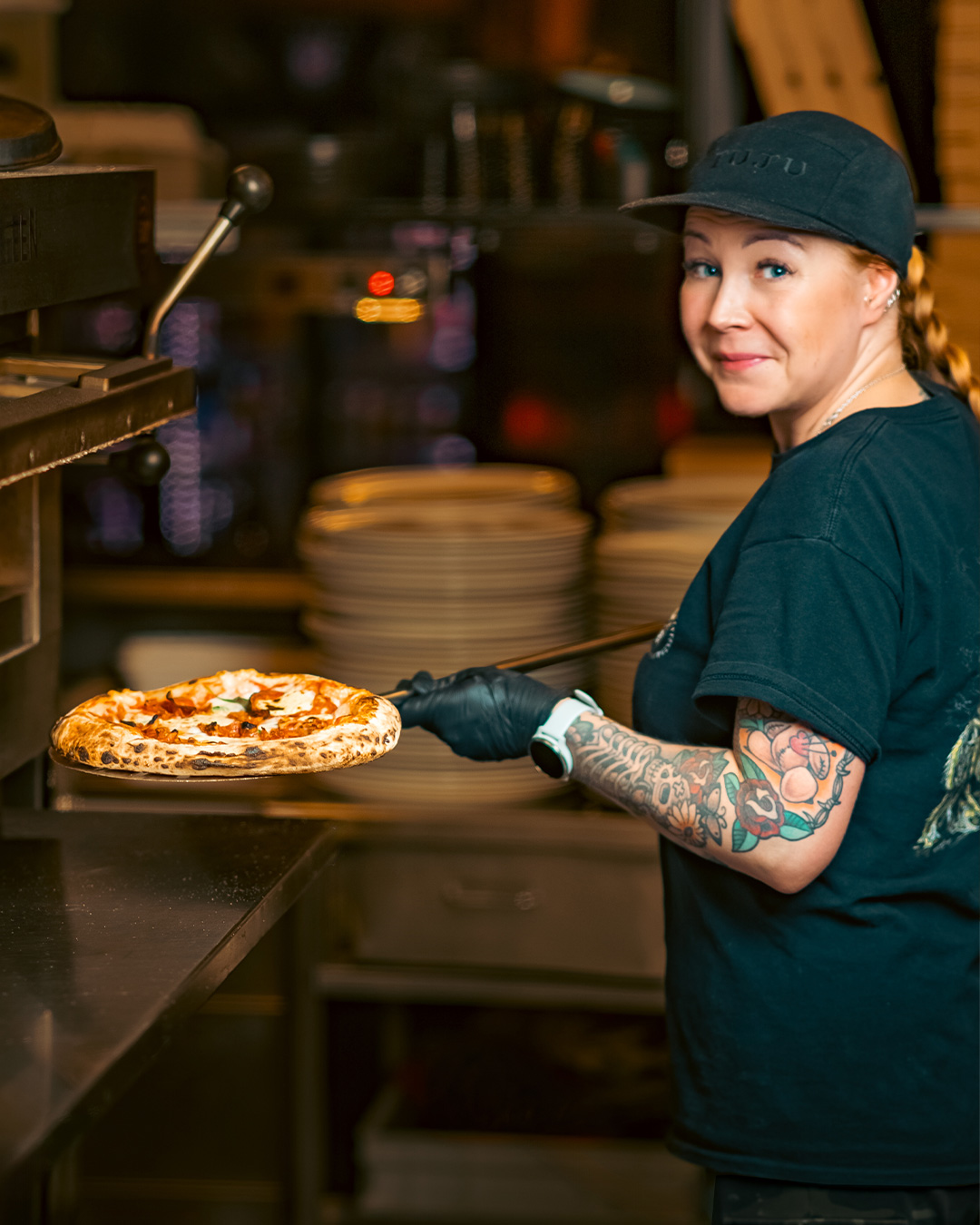🍕SANOIKO JOKU PIZZALOUNAS?🍕Sanoi. Minä. Se on totta ja kiertelemättä totuus, että Tuju Taproomilla on perjantaisin klo 11 - 15 fantasialounas! Perjantait on pyhitetty armottomalle pizzatykitykselle, kellonajasta huolimatta.Fantasioidut lättymme sisältävät hapanjuuripohjan, tomaattikastikkeen, fior fi latte -mozzarellaa (tai vegeversio). Ja sitten täytteitä! Ihanasti täytteitä! Kruunaa vielä dipillä ja kaffet siihen vielä kaupantekijäisiksi päälle tai jälkeen. 🍕🍕🍕🍕🍕🍕🍕Pizzalounas🍕🍕🍕PE 11-15🍕🍕🍕🍕🍕🍕🍕