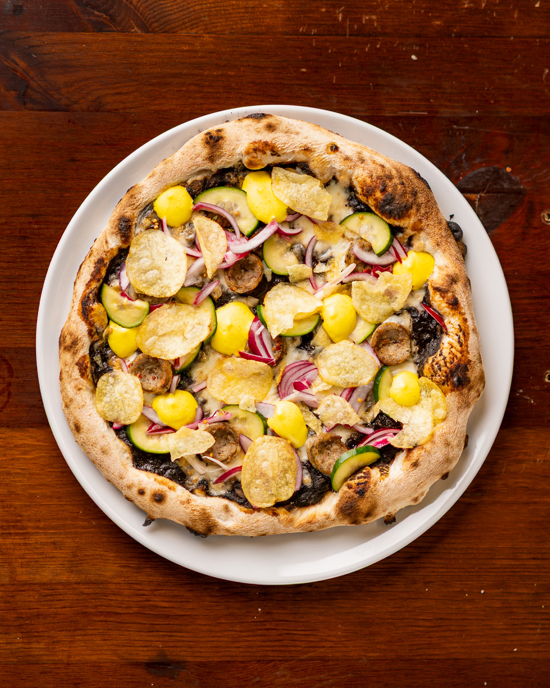 Jätä grillireissut käymättä - Käy Tuju Taproomilla!
🥔Makkispekkis -pizza🌭
Tuju on ottanut rajuun käsittelyyn rakastetun lauantai-illan styrox-ruokaklassikon; elikkäs Makkispekkiksen! Ei sisällä pakasteranuja, mutta foliokääreitä meiltä kyllä löytyy! Ja onko sinappia? No on!
Makkispekkiksemme sisältää Pyövelin sinappista pizzakastiketta, Fior Di Latte -mozzarellaa, tuoretta oreganoa, Tilateurastamo Ikosen tuoremakkaraa, raikasta tuorekurkkusalaattia, sitruuna-aiolia ja rouskuvia perunalastuja.
Tujun "grilli" on auki maanantaita lukuunottamatta! Annoksen saa myös suoraan kotiin - kiitos Woltin!