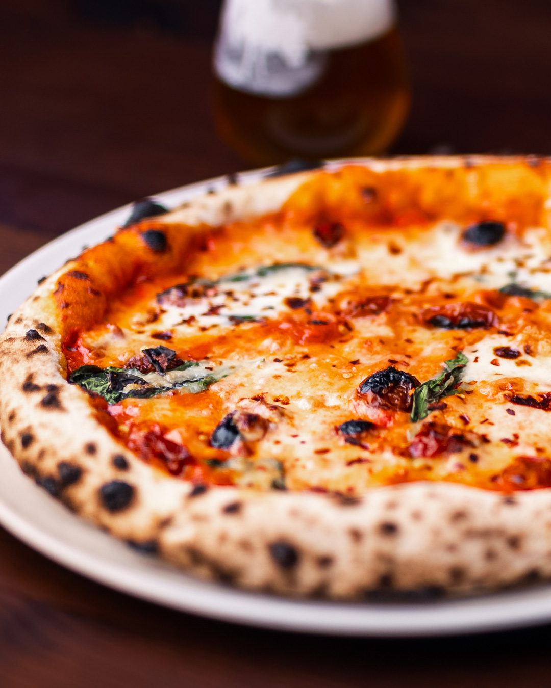 Alkoholin kotiinkuljetusta ei (vielä) voida järjestää, mutta toiseksi paras vaihtoehto on Vodkarita Woltilla, ellet tule Tuju Taproomiin. Tule toki meille!🍕Vodkarita-pizza🍸Votku on oikeasti ihan hyvä raaka-aine, nimitäin sillä maustettu tomaattikastike tuo esiin paremmin tomaattien makeuden vähentäen hapokkuutta, luoden pehmeän ja täyteläisen maun syventäen muiden raaka-aineiden makuja. Vodkarita on tasapainoinen, hieman makea ja kermaisen täyteläinen pizza, jossa yhdistyvät mainiosti makea tomaattikastike, suolaiset juustot ja muut pizzaan kuuluvat tilpehöörit. Tämä pizza nimittäin Sisältää vodkalla maustettun tomaattisoosin lisäksi tuoretta basilikaa, Parmesan-juustoa, Stracchino-juustoa, Fior di latte -mozzarellaa, puolikuivattuja kirsikkatomaatteja ja chilihiutaleita.