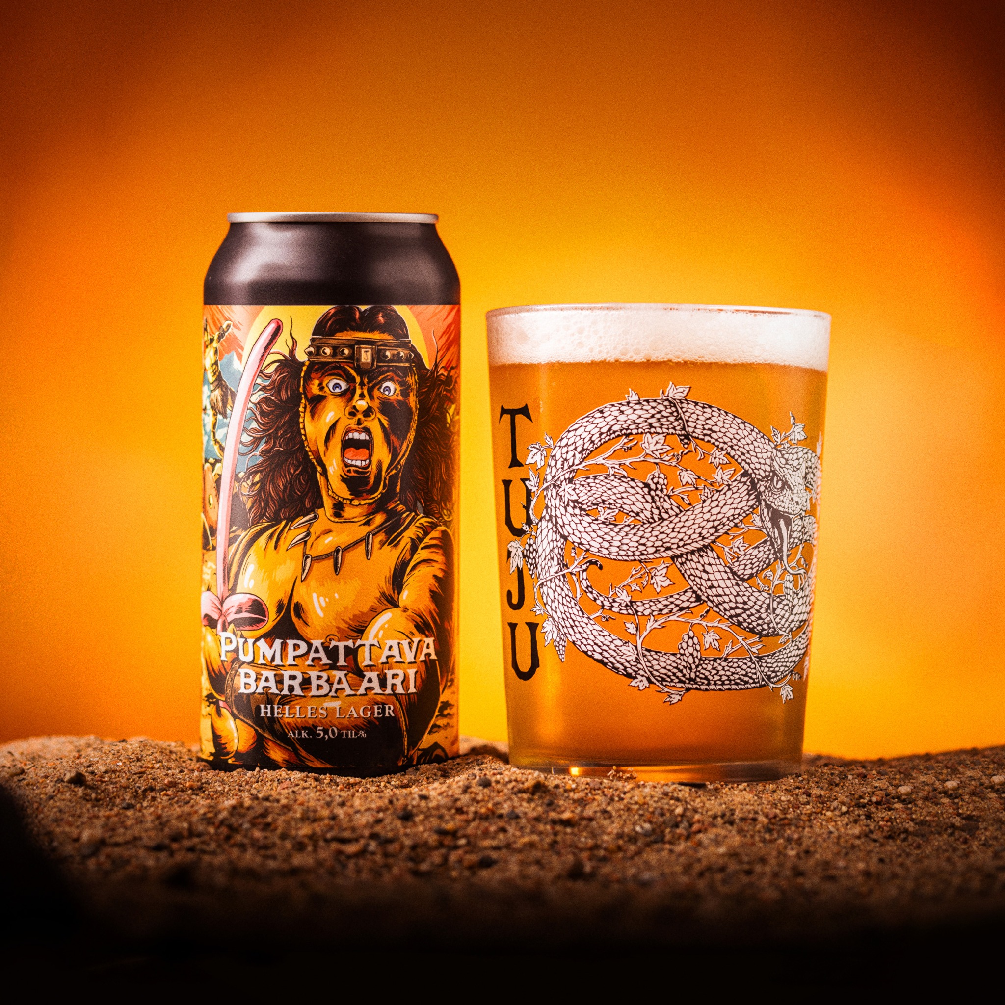 🥇No mikäs se on se Suomen paras vaalea lager?🪙Sehän on;Pumpattava Barbaari 5,0% | Helles lagerToden totta, kiertelemättä ja kaartelematta. Pumpattava Barbaari pyyhkäisi kultaa tänä vuonna Suomen Paras Olut-kilpailussa lagersarjassaan! Pumpattava Barbaari on myös laajalevikkisin oluemme Suomessa, sillä se löytyy kaupoista kautta maan, mutta myös Prismoista ja S-Marketeista. Kovia hommia!Pumpattava Barbaari on kirkas ja kullankeltainen kaunokainen, jonka makumaailma leijuu kitusissa heliumpallon lailla. Tuotannossa on otettu varovaisesti kulmien kanssa, sillä tämä olut on tyylilajilleen ominaisesti helposti juotava ja raikas sekä humaloitu saksalaisin jalohumalin. Täyteläinen kuin noidan syleily ja kaunis kuin Aquilonian jalokivin koristeltu kruunu!Saatavilla myös Tuju Taproomista mukaasi osoitteesta https://www.panimotuju.fi/tuote/pumpattava-barbaari-52/