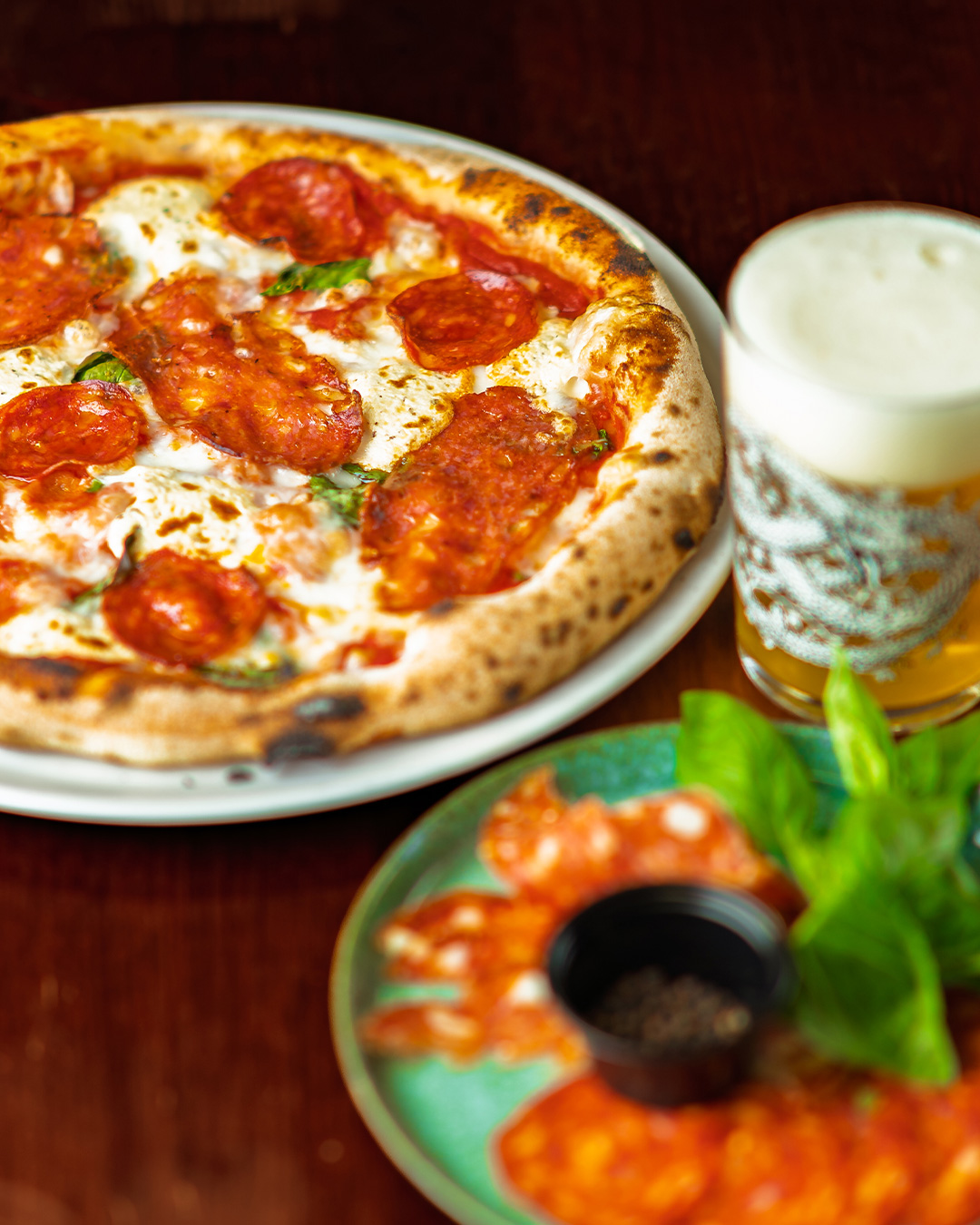 🍕Salamoi-pizza 🍕

Piilotteleva ja viehko tervehdys kaikille!

Nyt kipinöi ja Salamoi! Kannattaa olla salamannopea, nimittäin nopeasti yhdeksi tilatuimmista Tujun makkarapitsoista kivunnut Salamoi sisältää  sellaiset sörsselit ettei ole tosikaan: Tujun tomaattikastiketta, tuoretta basilikaa, Fior di Latte -mozzarellaa, kipinöivää spianata salamia, jytisevää chorizoa ja pippuricremeä. 

Eli suuntimaksi Tuju Taproom! Jos autostasi on virta loppu niin Woltti tuo - salamana!