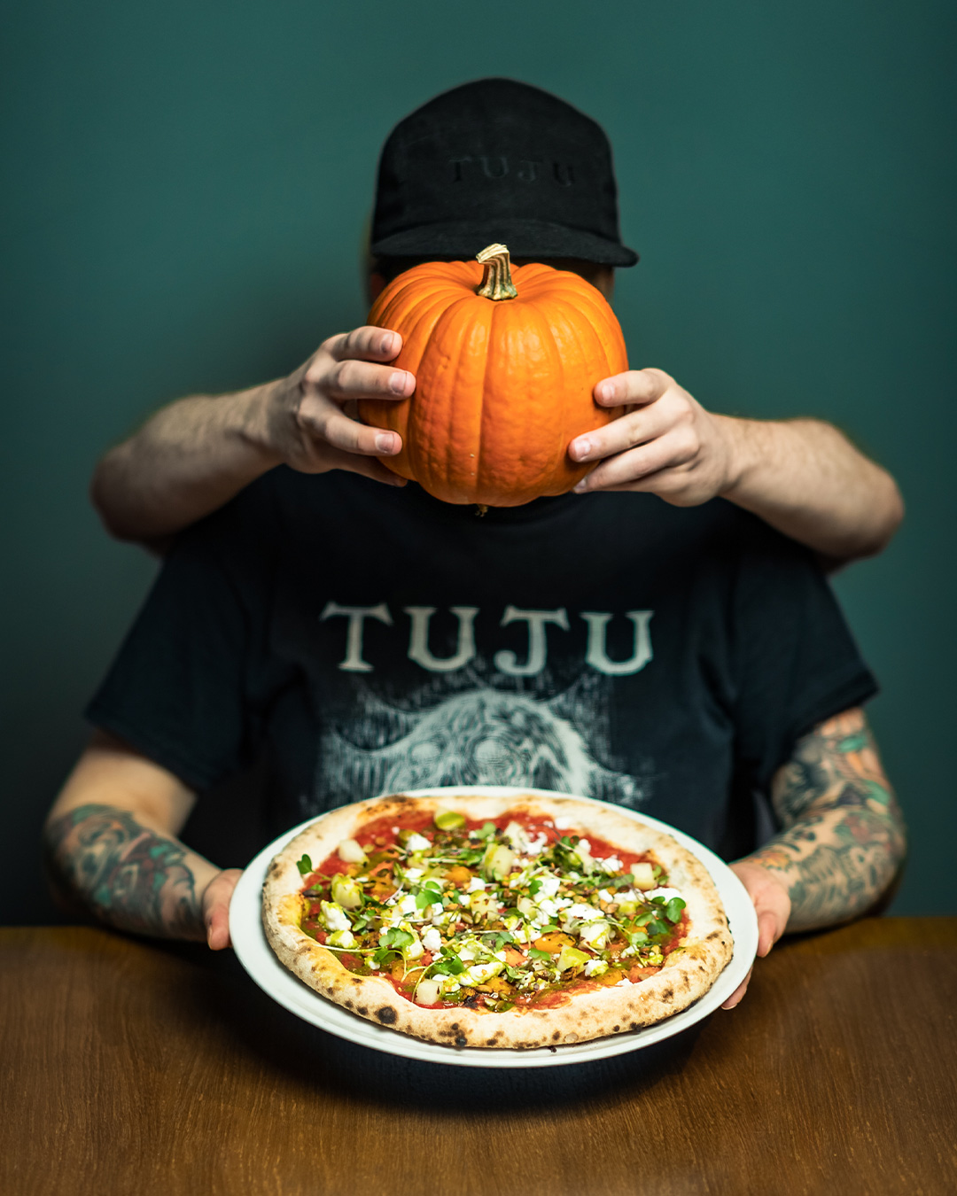🎃 Kurpizza on täällä! 🎃

Pitkäksi venyneen syksyn kunniaksi on aika maistaa Kurpizzaa! Tämä rajoitetusti saatava sesonkipizzamme sisältää Tujun kuuluisaa tomaattikastiketta, paahdettua kurpitsaa, vihreällä teellä marinoitua hunajamelonia, Greek White -vegaanijuustoa, kurpitsansiemeniä, yrttiöljyä, tuoreita yrttejä ja ripauksen chilihiutaleita! Ai että! 😋🍕

Tämä pumpkin slice sopii vegaaneille ja Woltin ansiosta myös laiskemmin kotisohvalta liikkuville ruokailijoille!