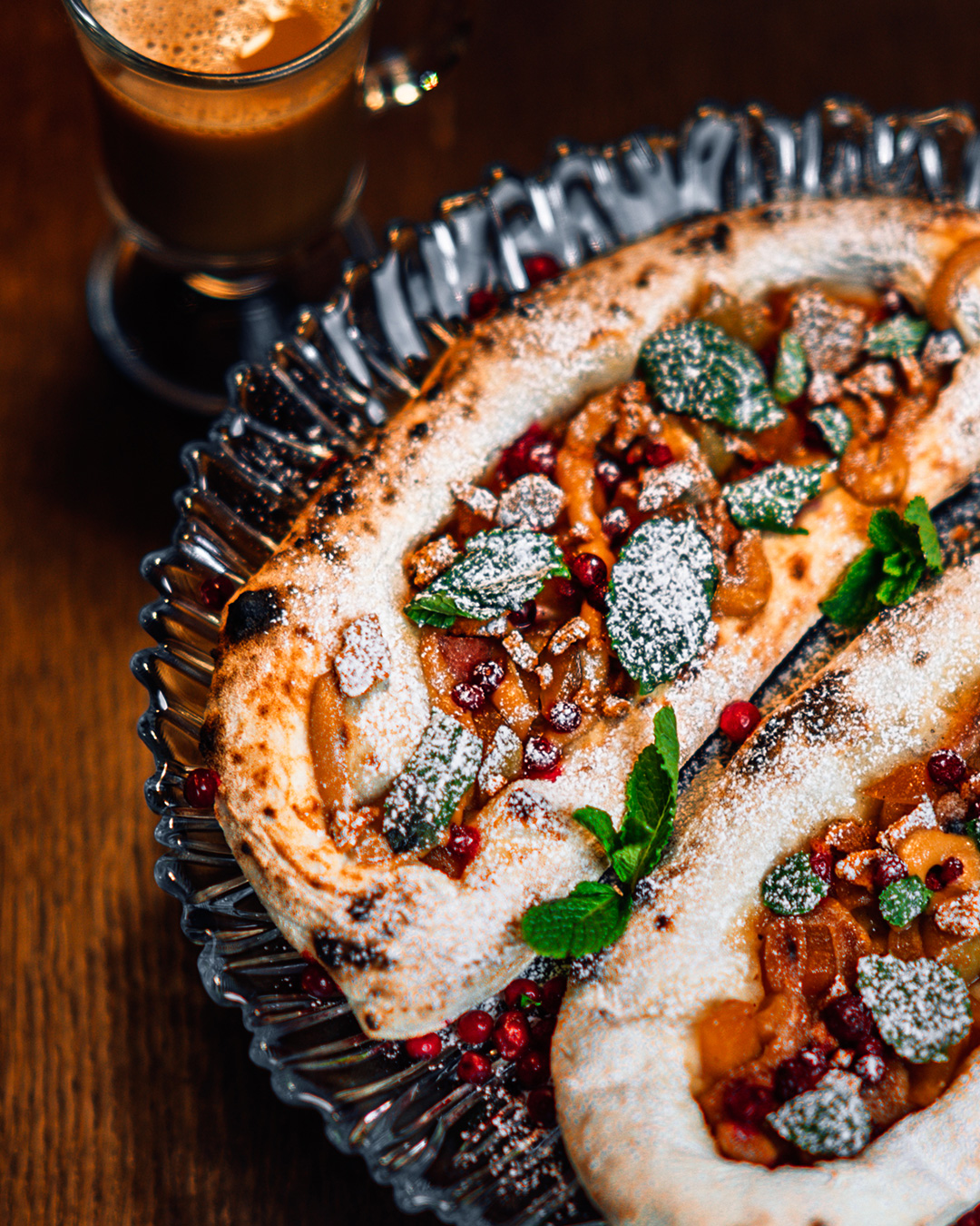 🍕 Pie Hard 🍕

Yippee-ki-yay! Tuju Taproomin valikoimassa on viimeinkin suussa räjähtävä jälkiruoka, kovempi kuin Nakatomi Towerin turvajärjestelmä. 💥

Tässä toiminnan täyttämässä jälkkärissä on hapanjuurileipää karamellisoidulla omenalla, Biscoff-mascarponea, veret seisauttavaa puolukkaa, sirpaleiksi ammuttua piparkakkumurua ja ripaus pakollista avioero-romantiikkaa tuoreesta mintusta. 🌿🍎

Jaettavaksi tarkoitettua annosta ennen kannattaa kipristellä varpaita – ettei kalorihalvauksen jälkeisessä olotilassa juutu kiinni hissikuiluun. 😏