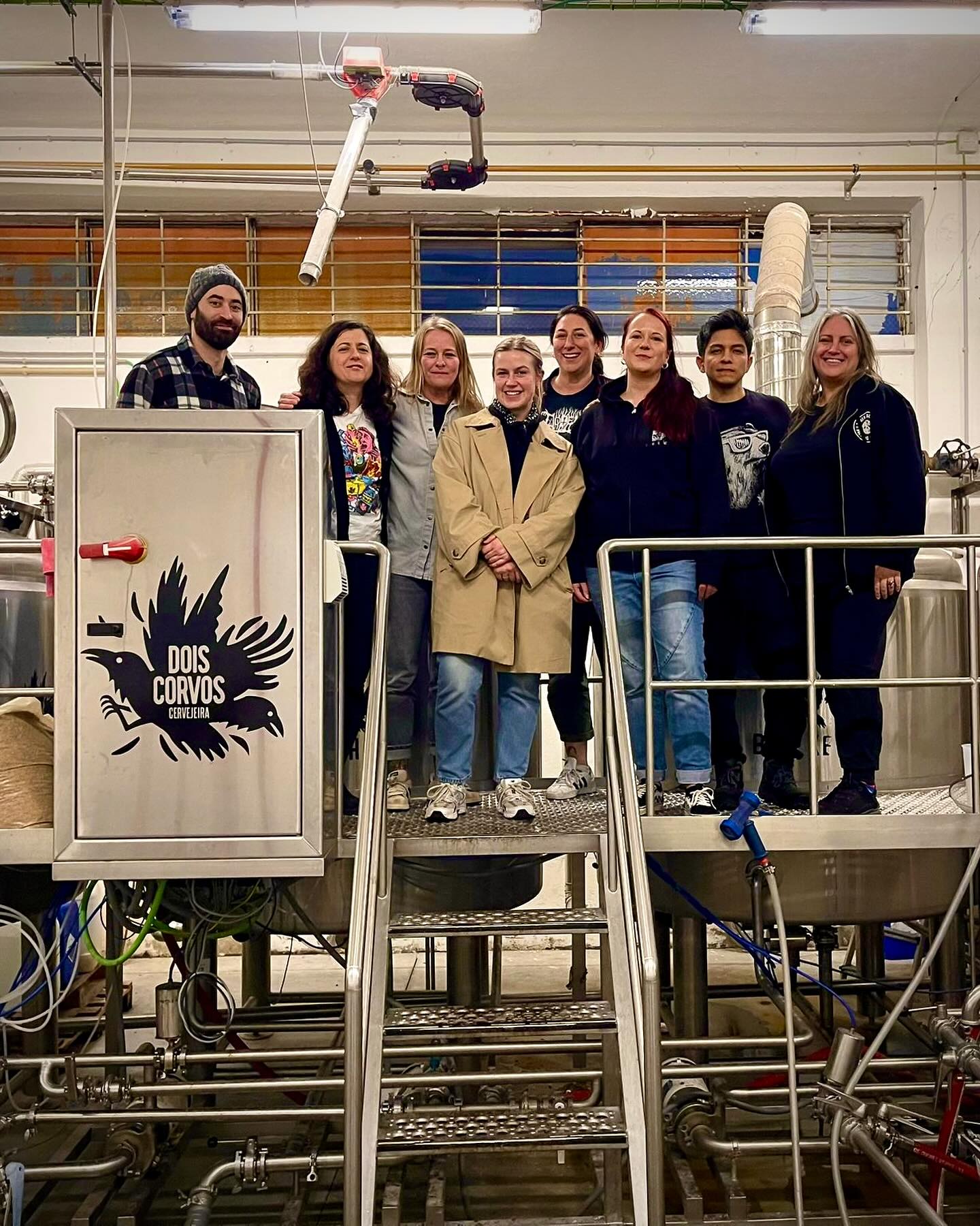 Yo,Tuju’s fearless travel crew took off to Portugal this time – despite some serious storm warnings! ✈️🌪️We’re thrilled to represent at the Into the Woods beer festival hosted by @doiscorvos in Lisbon. A small, atmospheric, and truly international event marked Tuju’s first ever appearance in Portugal – aside from our well-staged social media videos, of course. 😉In addition to the festival, we have a busy schedule of collabs and meetups with local beer professionals. Hopefully, this means more Finnish beer finding its way to these parts in the future! 🍺🇫🇮🇵🇹——Yo,Tujun hurjapäinen matkustuskokoonpano lennähti tällä kertaa Portugaliin – kovista myrskyvaroituksista huolimatta! ✈️🌪️Tällä kertaa meillä on ilo edustaa Lissabonissa Dos Coirvos -panimon Into the Woods -olutfestivaaleilla. Pieni, tunnelmallinen ja kansainvälinen festari oli Tujulle ensimmäinen esiintyminen Portugalissa – hienosti näyteltyjä somevideoita lukuun ottamatta. 😉Festareiden lisäksi ohjelmassa on lukuisia collaboita ja tapaamisia paikallisten alan ammattilaisten kanssa, joten toivottavasti saadaan suomalaista olutta näihin maisemiin tulevaisuudessa lisää! 🍺🇫🇮🇵🇹