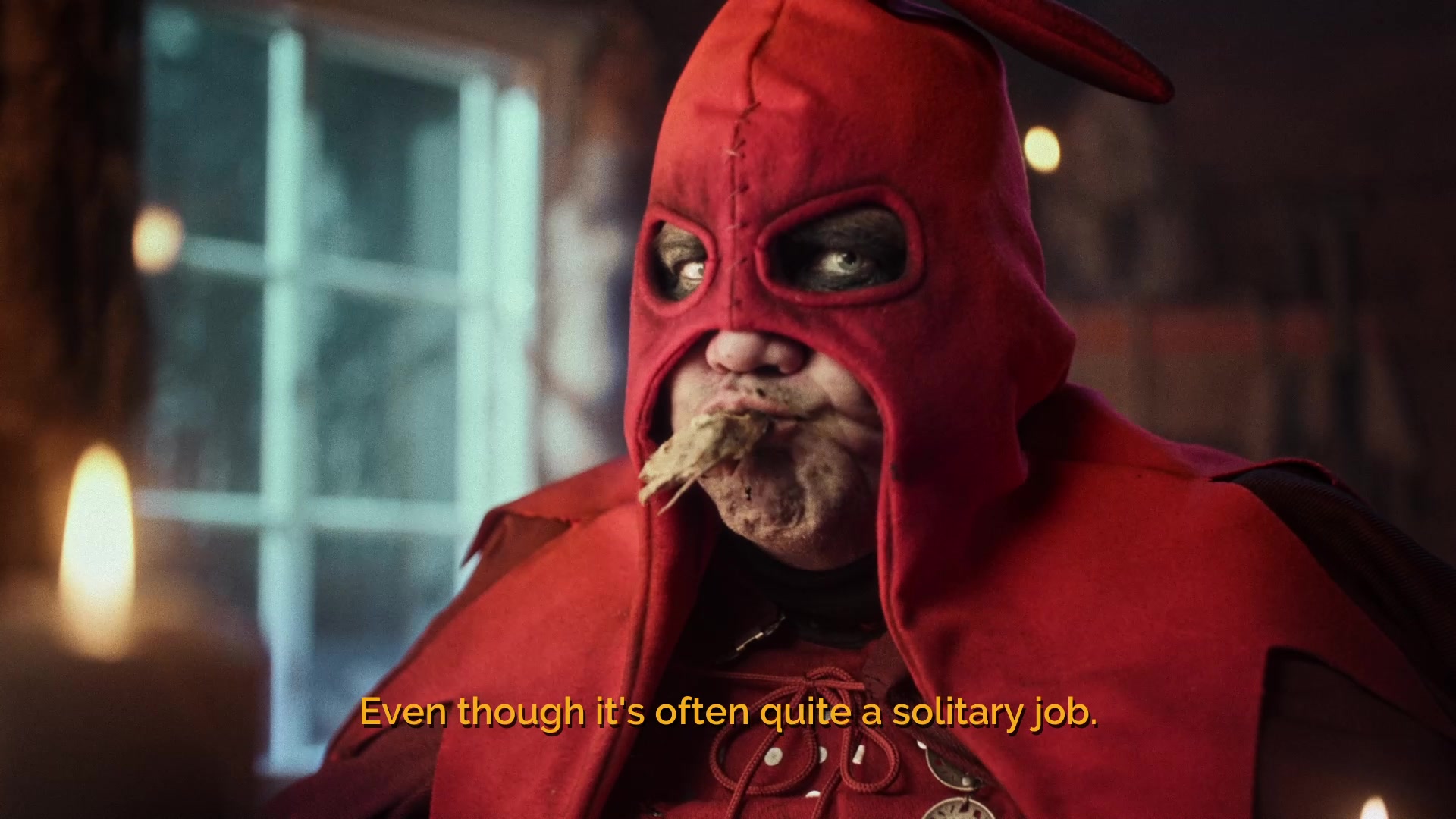 Pyövelin Olutsinappi - Joulupöydän tuttu punanuttu taas täällä! 

Joulun kunniaksi lavalle astelee ennennäkemätön punanuttu, sillä Panimoyhtiö Tuju ja Öljypuu ovat kehittäneet yhdessä Pyövelin olutsinapin. Tämä aidosti täysin musta sinappi on niin synkkä, että se imee itseensä parrasvalotkin. Valmistuksessa vesi on nimittäin korvattu Tujun tummalla klassikolla – Pyöveli imperial stoutilla!

Tällä viikolla kauppoihin saapuvan sinapin viiltävän terävä makumaailma leikkaantuu tarkasti maltaisen pehmeään suutuntumaan, joka ei jätä maistajaansa kylmäksi ja syvät maut kolahtavat kuin kirves pölkkyyn. Riskinä tosin on, että harras ruokahetki menee täysin päättömäksi.

Vaikka Pyövelin olutsinappi julkaistaan joulun alla ja kinkun kaveriksi, sopii sen runsas makumaailma myös esimerkiksi kesäisiin mestauslavatansseihin sekä hyvin viillettyihin ja kärvennettyihin saunamakkaroihin.

Pyövelin olutsinappia voi ostaa helpoiten Tujun verkkonoutokaupasta osoitteestahttps://www.panimotuju.fi/tuote/pyovelin-olutsinappi-2/ tai vierailemalla Tuju Taproomissa. 

Valtakunnalliset markettitoimitukset alkavat tällä viikolla. Turha jättää asioita roikkumaan - otamme kauppatilauksia vastaan ja varmistamme, että joulu on mustempi kuin koskaan!