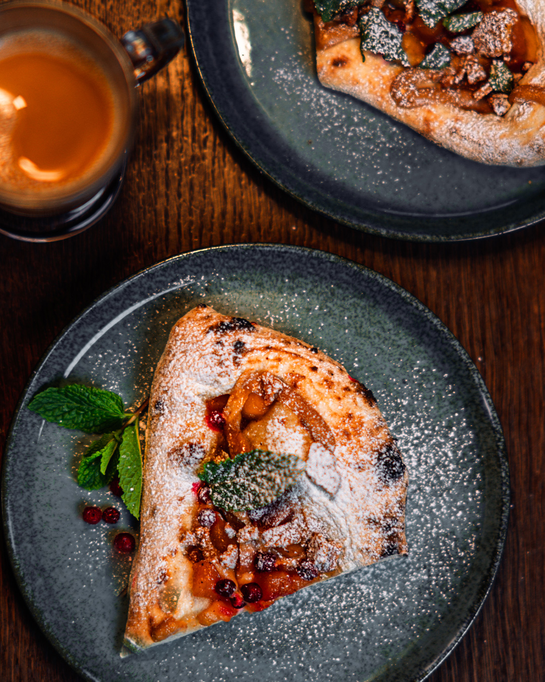 Now I have a christmas pizza. Ho-ho-ho!🍕 Pie Hard 🍕Jälkkäripizza minkä kanssa on otettava varovasti! Se on nimittäin niin herkullista, että saatat jumittua vyötäröstä ilmastointiputkeen! Tässä armottomassa jälkkärissä on hapanjuurileipää karamellisoidulla omenalla, Biscoff-mascarponea, veret seisauttavaa puolukkaa, sirpaleiksi ammuttua piparkakkumurua ja ripaus pakollista avioero-romantiikkaa tuoreesta mintusta. 🌿🍎Jälkkäripizzamme tarkoitettu jaettavaksi, kuten lusikat Nakatomi Towerissa!Tule syömään! Tai kutsu Wolt!