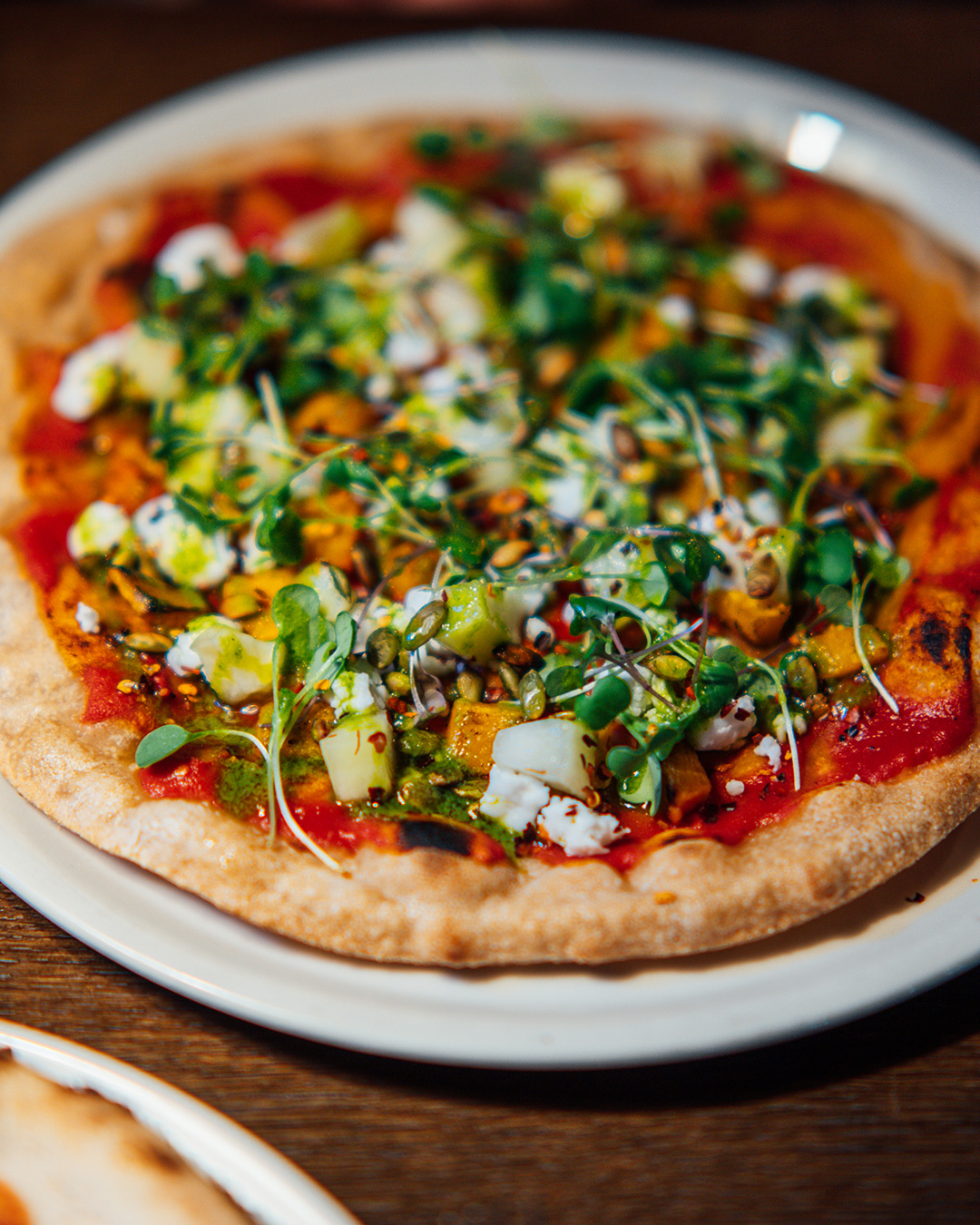 🎃 Kurpizza -pizza🎃

Niin. Jos robotit pakottaisivat päättämään, niin minkä sinä olisit antanut kurpitsa-pizzalle nimeksi?

Syksy näyttää nyt jatkuvan edelleen, joten piristä itseäsi Kurpizzalla! 

Pumpking slice-sesonkin maukkain pizzamme sisältää Tujun klassista tomaattikastiketta, paahdettua kurpitsaa, vihreällä teellä marinoitua hunajamelonia, Greek White -vegaanijuustoa, kurpitsansiemeniä, yrttiöljyä, tuoreita yrttejä ja ripauksen chilihiutaleita! 

Liikaa mäkiä taas? Ei huolta - Wolt hoitaa kyllä pizzat kotiin!