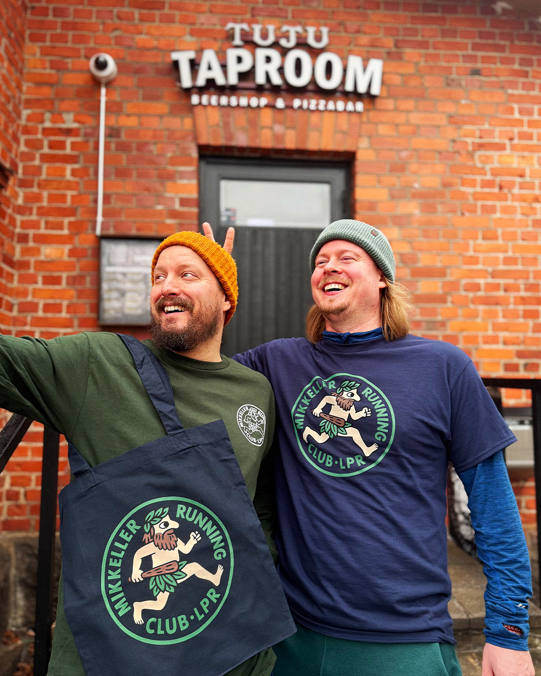 🏃Kyllähän se hymyilyttää, kun kulkee! 🏃Kyllähän te sen tiedätte, että Tuju Taproom on @mrc_lappeenranta kotipaikka!Mutta nyt tuli paitoja ja kasseja! Willyksi nimetty Willimiehemme näyttää miten Willy vilahtaa kevyellä askelluksella!Tule mukaan Mikkeller Running Clubiin! Ei tarvitse jännittää! Juoksut suoritetaan rennolla vauhdilla, yleisesti joka keskiviikko klo 18:30 (Ei jouluaattona☹️) ja kuukauden joka kolmas lauantai klo 13:00.Ota @mrc_lappeenranta seurantaan ja pysyt kärryillä tapahtumista!Nyt saatavilla ultimaattisen coolit klubi-merchit! Näitä et saa muualta, kuin Tuju Taproomilta ja Tujun verkkonoutokaupasta osoitteesta:https://www.panimotuju.fi/tuote-osasto/oiheistuotteet/---🇬🇧🏃Nothing beats that smile when you’re on the move! 🏃As you all know, Tuju Taproom is the home base of @mrc_lappeenranta!And now we’ve got shirts and tote bags! Our wildman, affectionately named Willy, shows how Willy flashes by with a light step!Come join the Mikkeller Running Club! No need to stress!Our runs are done at a social pace, usually every Wednesday at 6:30 PM (not on Christmas Eve ☹️) and on the third Saturday of each month at 1:00 PM.Follow @mrc_lappeenranta to stay up to date with events!Now available: the ultimate cool club merch!You won’t find these anywhere else but at Tuju Taproom and in Tuju’s online pick-up shop at:https://www.panimotuju.fi/tuote-osasto/oiheistuotteet/