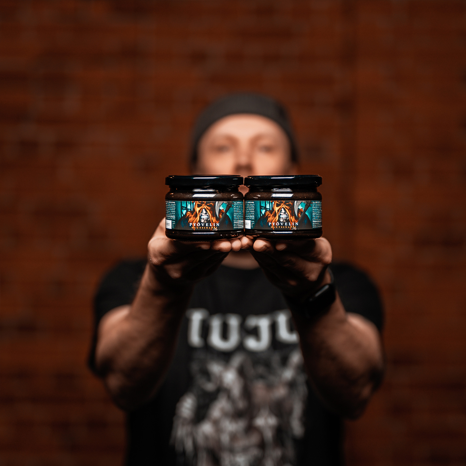 Pyövelin Olutsinappi on joulupöydän (ja uuden vuoden nakkien) kyydittäjä!Joulukinkun julmin kaveri on Tujun ja Öljypuun keittelemä Pyövelin olutsinappi. Tämä aidosti täysin musta sinappi on niin synkkä, että se imee itseensä parrasvalotkin. Valmistuksessa vesi on nimittäin korvattu Tujun tuimalla ja tummalla klassikolla – Pyöveli imperial stoutilla!Varmista siis, että joulu on mustempi kuin koskaan!Saat olutsinappia Tujun verkkokaupasta tai Tuju Taproomista sekä kaupoista kautta maan! Verkkokaupasta osoitteesta https://www.panimotuju.fi/tuote/pyovelin-olutsinappi-2/Tuju Taproom auki:🎄TI 23.12.2025 klo 12-18🎄KE 24.12.2025 kiinni🎄TO 25.12.2025 kiinni🎄PE 26.12.2025 14-24🎄LA 12-24🎄SU 12-20