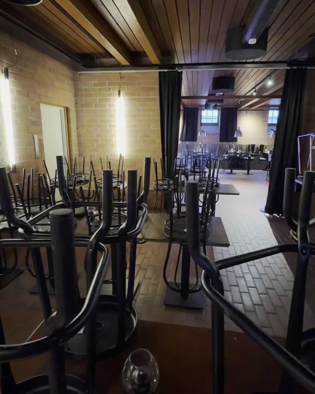 Hiljaista on - mutta ei kauaa! Hyvää joulua mössykät ja mussukat! Syökää nyt jouluruokaa ja nauttikaa!Tapsana tanssitaan! Tujun tontut ja punanutut palaavat työn ääreen ja Tuju Taproom aukeaa jälleen 26.12.!