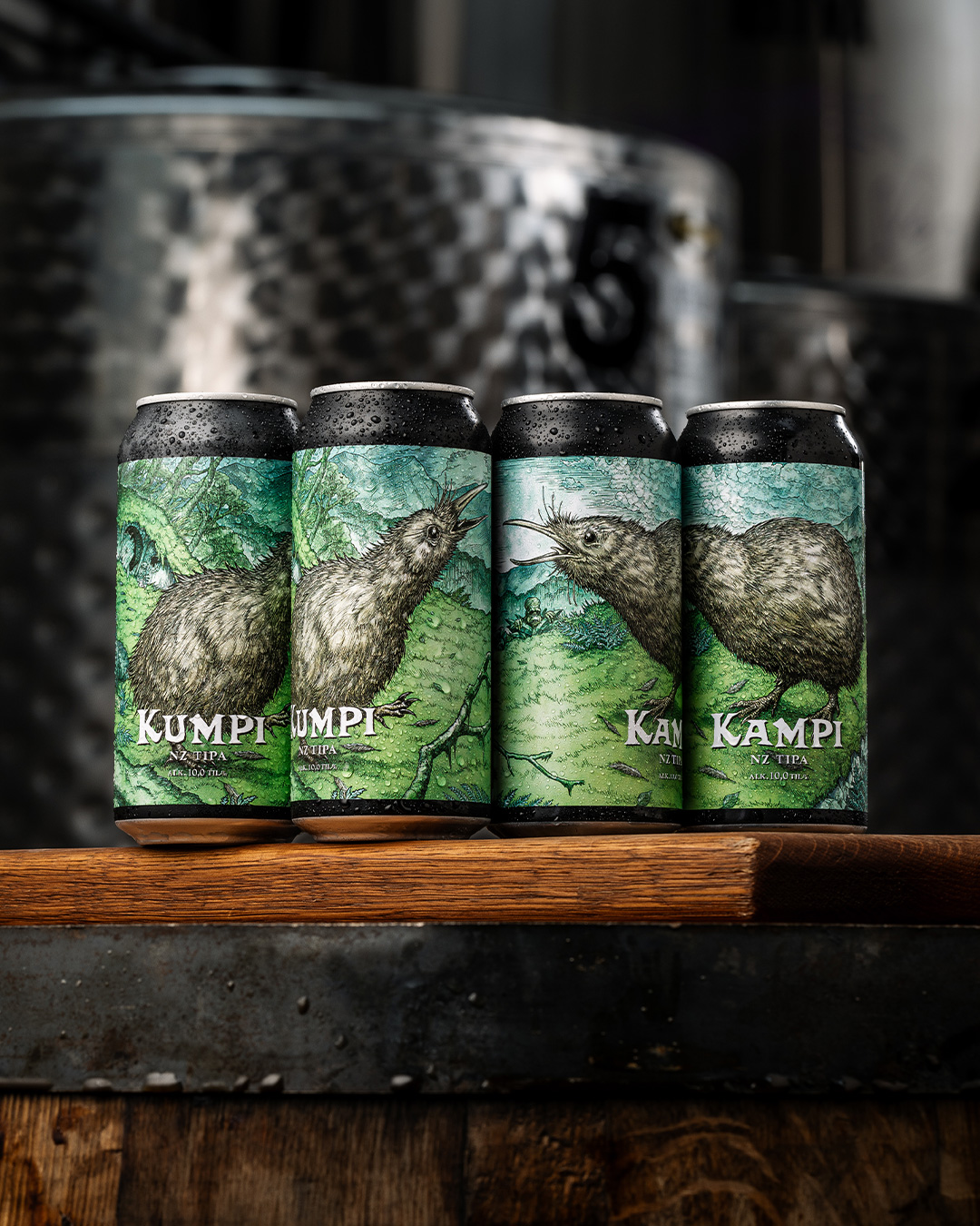 📣KUMPI 10,0% JA KAMPI 10,0% NYT ALKOSSA!📣

Totta se on! Taistelulintumme on treenattu isommiksi kuin koskaan! Nyt tripakokoiset tiput käyvät armotonta kaksinmaistelua isommilla areenoilla, sillä;

Nämä höyhenpyllyt ovat vyöryneet Alkon valikoimiin ja Alkon verkkokauppaan!

Kuka on voittaja? Sinä päätät!