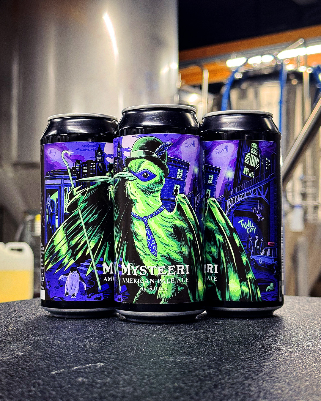 🦹‍♂️Joko sinä olet selvittänyt Mysteerin?🦹‍♂️

MYSTEERI 5,0% | AMERICAN PALE ALE

Nyt otti sulkasato! 
Kuka jättää jälkeensä hedelmää, havua, kukkaisuutta ja puraisun yössä?
Teerimäinen mysteeri tarjoaa vastauksia ja on saatavilla kaupoista ja ravintoloista kautta maan!

Saatavissa myös Tujun verkkokaupasta osoitteesta https://www.panimotuju.fi/tuote/mysteeri-50/