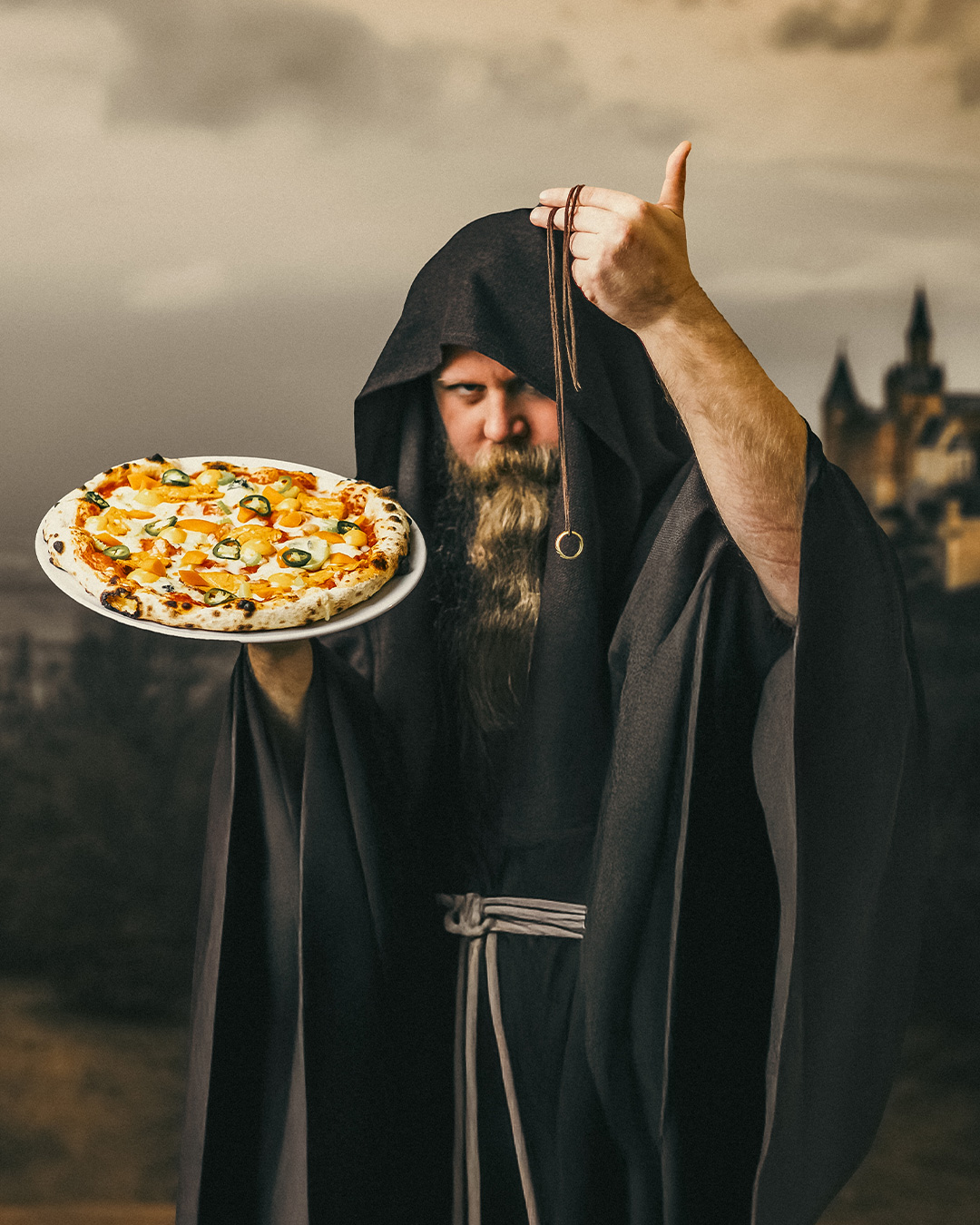 Katsokaas mitä tuotiin takaisin listoille!

🍕Lord of the Wings🍗

Tuomiovuoren pizzauunit käyvät kuumana, joten pienet jalat kulkevat vähän kovempaa kohti Tuju Taproomia. Toivottu Lord of the Wings -pizza on jälleen saatavissa!

Tämä pizza sisältää Tujun tomaattikastiketta, fior di latte -mozzarellaa, Siipiweikkojen hot-kastikkeella maustettua broileria, Peltolan Blue -sinihomejuustoa, varsiselleriä, wings-fraichea, pikkelöityä porkkanaa ja jalapenoa.

Klonkuttele itsesi meille tai jos ei vaan kehtuuta, niin tilaileppa Woltti hoitamaan homma!