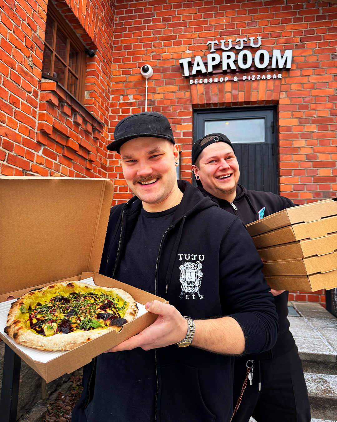 Pizza maistuu parhaalta Tuju Taproomissa, mutta riippumattomien tutkimusten mukaan se maistuu toiseksi parhaalta kotona.

Ja meillähän tunnetusti lootat täytetään juustolla ja rakkaudella! 
Joten ota itseäsi niskasta kiinni ja tilaa pizzat!

☎️Pizzoja saa ennakkotilattua puhelimitse (045 1199406)
🛵Tai sitten käyttämällä Wolttia!