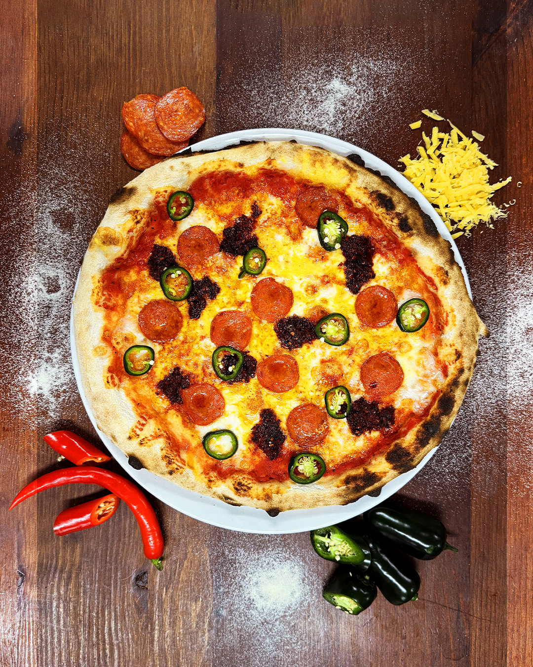 🔥LIEKINHEITIN🔥

Nyt torjutaan pakkasenpuremat sisäisesti! Listoillamme on ndujalla ja pikkelöidyillä jalapenoilla kruunattu Liekinheitin, mutta myös lapsellisempi versio, Leikinheittäjä Junior! 

Liekinheittimen sisältää Tujun tomaattikastiketta, Fior di Latte -mozzarellaa, Jukolan cheddar -juustoa, pepperonimakkaraa, ndujaa ja pikkelöityä jalapenoa. Yksi pala ja koet olevasi kaupungin kuumin tyyppi!

Pepperoni houkuttelisi, mutta autosta loppui akku? Saat kyllä lätykät kotiin asti, sillä Woltilla piisaa virtaa!