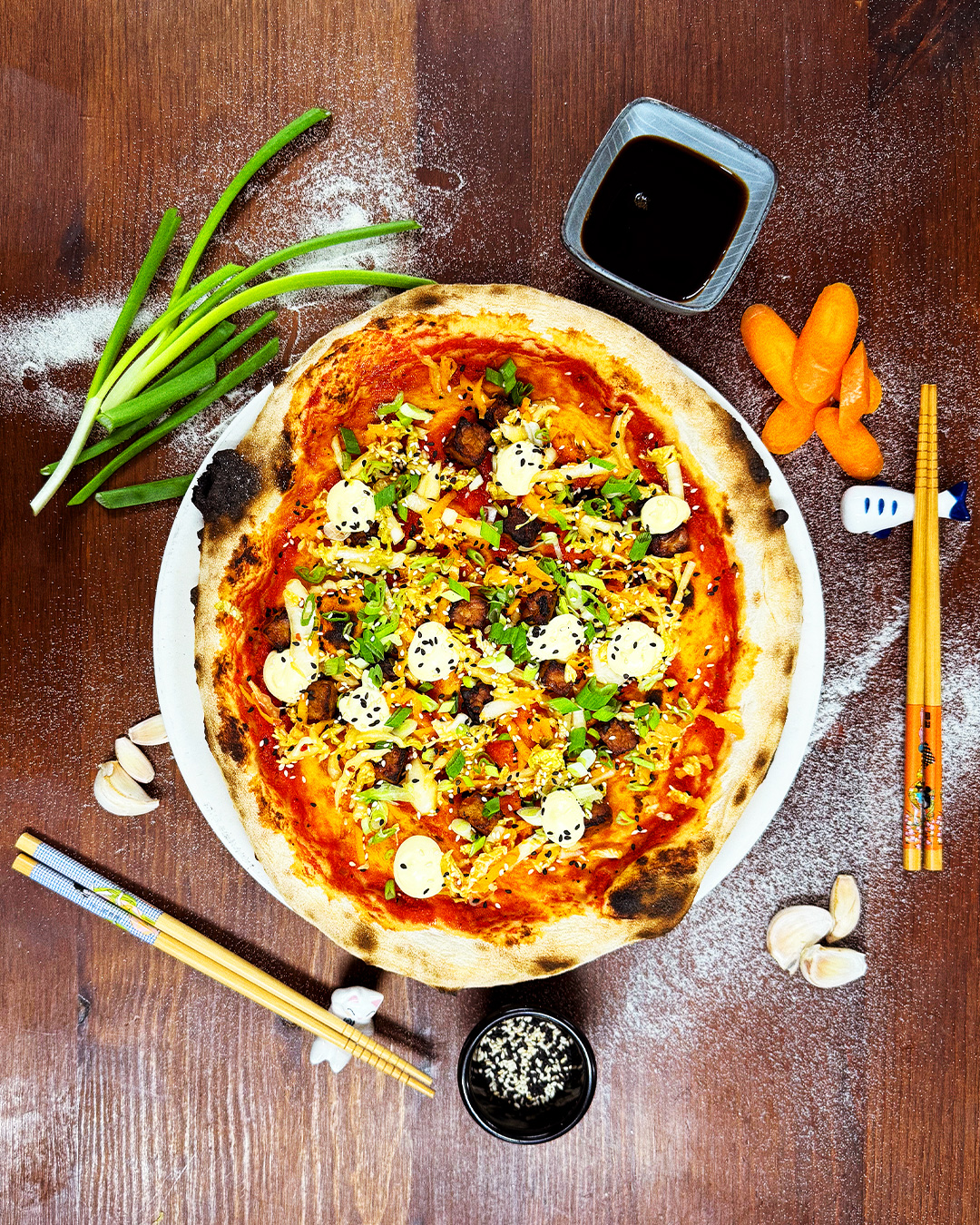 🇰🇷Pöytä Koreaksi🍕 (테이블)

Niin hyvä pizza, että juoksuttaa kuin mustekalapelit! Masisseoyo!

Oppa estottomasti suosittelee 테이블 -pizzaamme, joka  sisältää Gochujang-tomaattikastiketta, marinoitua tempeä, kimchi-salaattia, lime–inkiväärimajoneesia, seesaminsiemeniä ja kevätsipulia, jotka saavat sinut kaivamaan woneja pöytään!

Oletko jo vanha poika ja Juna Busaniin on myöhässä... matkaseurakin tuntuu poissaolevalta? Otappa kuule Wolt. Wolt tuo.