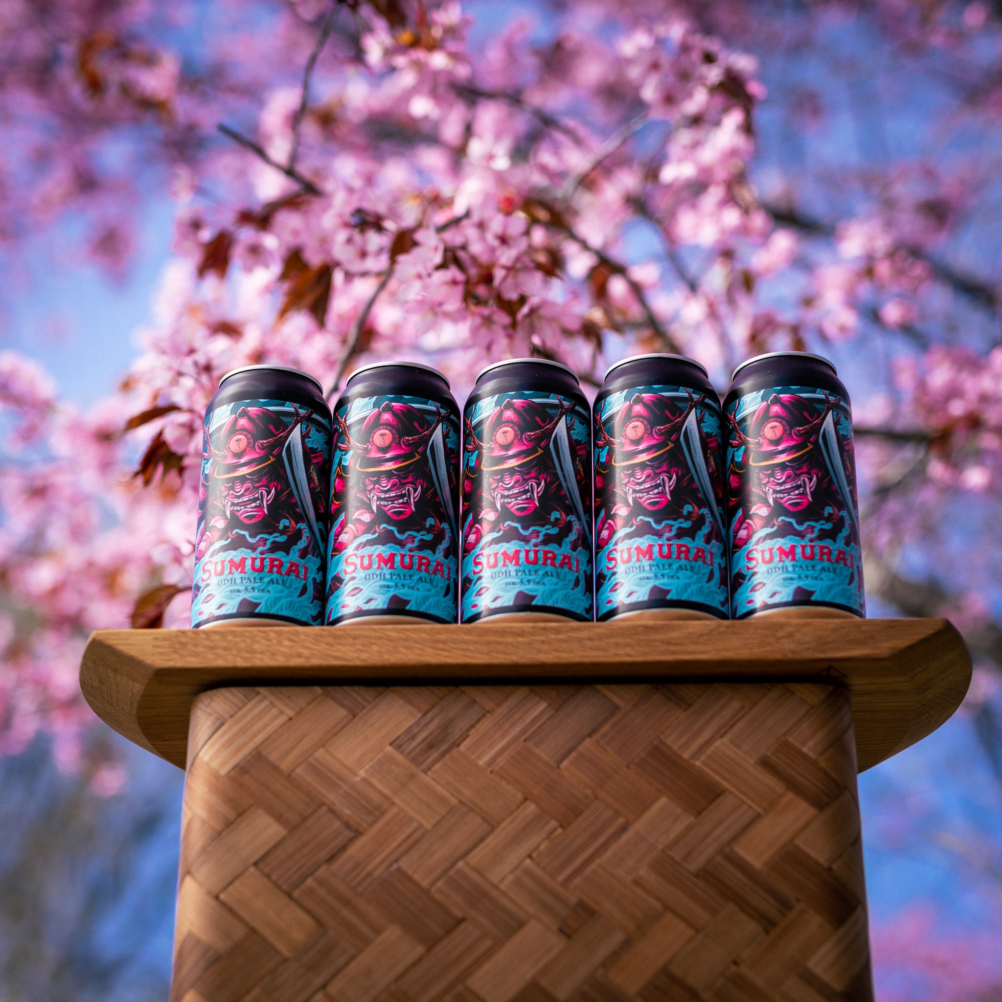 Hisashiburi desu!

🥷🏿Sumurai 5,5% | DDH pale ale | Citran, Mosaic ja El Dorado🥷🏿

Sumu ei hälvene, mutta sieltä pilkistää tuttu terä. Aamuhämärässä kuivahumaloitu olut viiltää makuaistisi läpi. Otteet ovat varmat ja selkeät. 

Sumurai on nöyrä kumarrus purkin haltijalle. Tarkasti pieteetillä valmistetun pale alen kypsä hedelmäisyys, mangoisuus, ananas ja vesimelonisuus sekä sitruksisuus luovat raikkaan symbioosin.

Rakastettu Sumurai 5,5% saatavissa kaupoissa kautta maan sekä Tujun verkkonoutokaupassa  https://www.panimotuju.fi/tuote/sumurai-55/