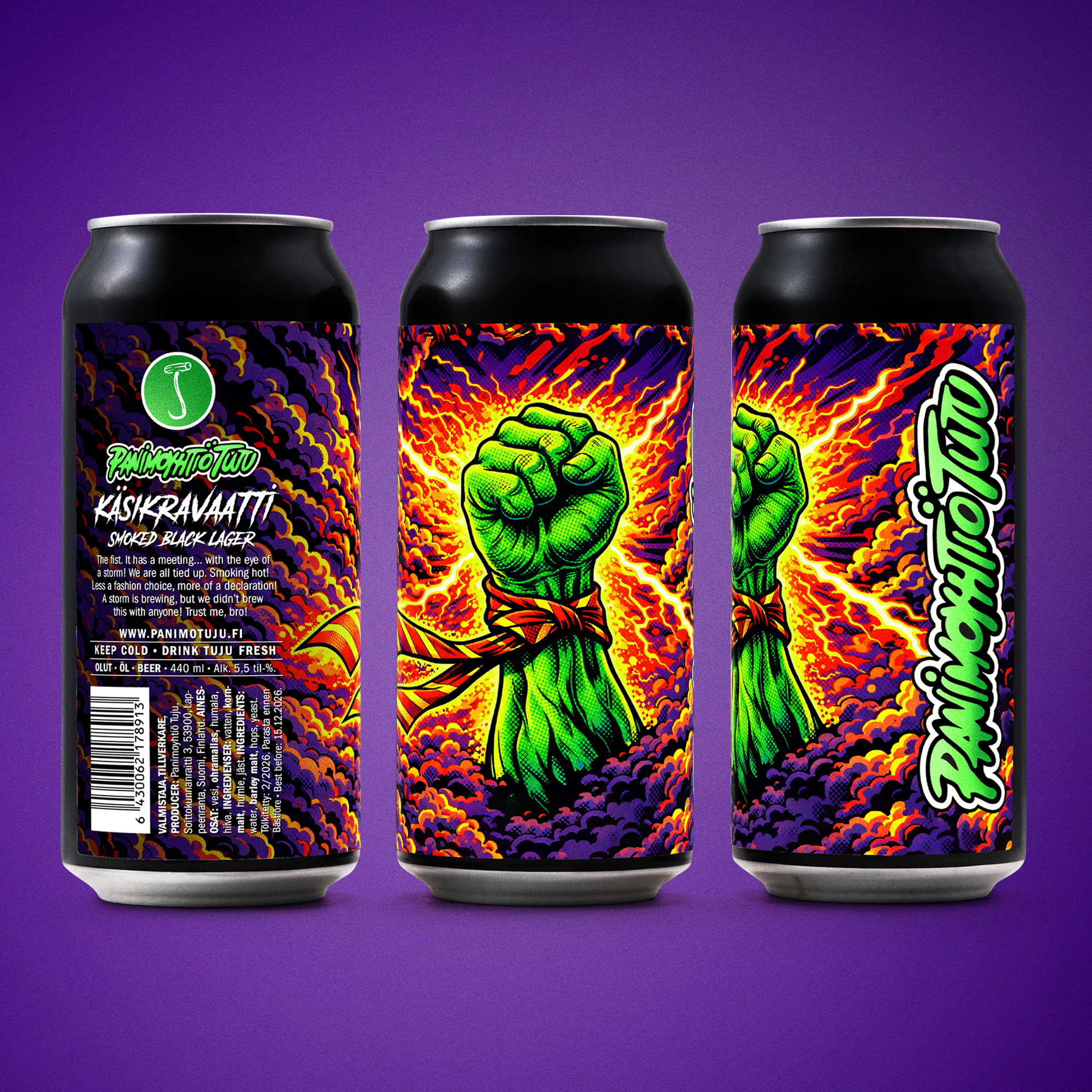 ***TÖLKKI- JA HANAJULKAISU! ***
 
Käsikravaatti 5,5% | Smoked Black Lager | Hallertauer Mittelfrüher

Nyrkilläni on tapaaminen - se kohtaa myrskyn silmän. Pian eivät kravatit enää kiristele. Ilmassa on savua. Tämä on savuinen black lager. Ei mikään muotivalinta, vaan julistus.

Myrsky on nousemassa. Salamat sinkoilevat. Rauniot savuavat. Tätä ei luonnollisesti ole tehty kenenkään kanssa, sehän on selvä!

Saatavilla kaupoista ja ravintoloista, mutta tätä on rajallinen määrä! Toki saatavilla myös verkkonoutokaupastamme osoitteesta  https://www.panimotuju.fi/tuote/kasikravaatti-55/