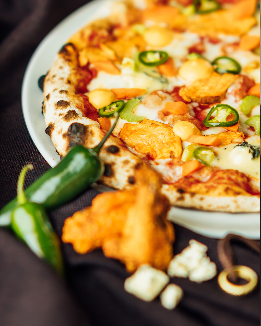 🍕Lord of the Wings🍗Nyt Reppulit täyteen pizzaa! Lord of the Wigs on listoilla jälleen!Tämä pizza sisältää Tujun tomaattikastiketta, fior di latte -mozzarellaa, Siipiweikkojen hot-kastikkeella maustettua broileria, Peltolan Blue-sinihomejuustoa, varsiselleriä, wings-fraichea, pikkelöityä porkkanaa ja jalapenoa.Mieti pieniä jalkojasi! Jos et jaksa vaeltaa meidän vuorelle asti – tilaa Woltilla kotiin ja nauti pizzasi pötkötellen Legolassessasi.