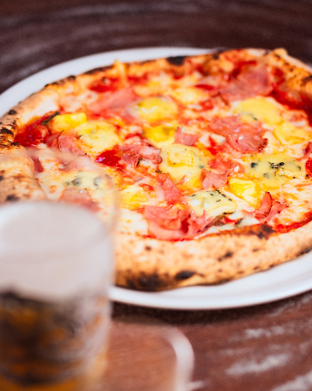 🍍REIPONEN-PIZZA🐷

Joillekin se on epäpyhä liitto. Meille se on instituutio ja kivijalka!

Kinkku❤️ananas ❤️kinkku! 

Aitoa tuoreananasta ja Reiposen tilan palvikinkkua. Peltolan Blue -juustoa. Tomaattisoosanderi, tuore oregano, fior di latte -mozzarella... voihan jukranpujut!

Tämä on pizza, joka ei taida hävitä listoiltamme koskaan! Woltin sedät ja tädit kyllä jeesaa!