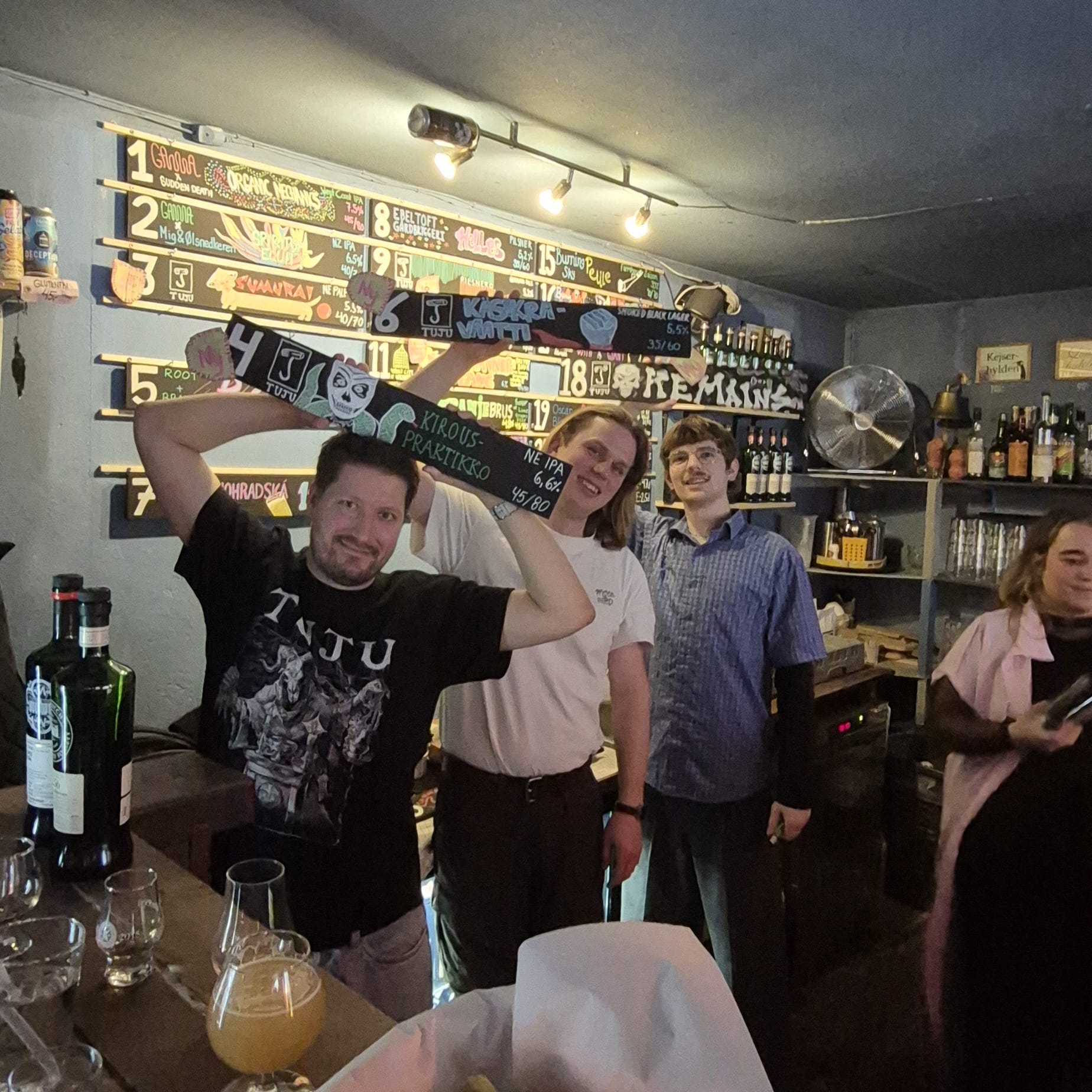 Hello from Denmark 🇩🇰

Tuju’s one-man team has been heavily equipped and on tour across Denmark!

The trip kicked off on Thursday in Svendborg at @bogholderiet_olbar, where we hosted a Tuju tap takeover along with some satellite tastings. The city really showed its best side. It was great chatting with locals and running into fellow industry folks!

On Friday, we headed to Aarhus, where @migogoelsnedkeren  hosted a Tuju tap takeover (photo included). The place was absolutely packed!

Saturday wrapped things up in Vejle at @torvehallerne_vejle with a massive Tuju tasting, so 145 people joined in! We sampled ten very different beers and enjoyed some proper servings of pork fat on the side 🐖

Eye bags and waistlines both grew steadily during the trip, so now it’s time to head home and see where we end up next!

We’ve got photos scattered across a few cameras, so let’s see if we manage to put together a collage at some point!
---
Heipat täältä Tanskanmaalta 🇩🇰

Tujun yhden miehen tiimi on ollut raskaasti varusteltuna Tanskan kiertueella!

Reissu starttasi torstaina Svendborgista, Bogholderiet-ravintolasta, jossa vedettiin Tujun tap takeover sekä satelliitti -tastingeja. Kaupunki antoi parastaan  ja oli ilo jutella paikallisten kanssa ja törmätä myös kollegoihin!

Perjantaina suunnattiin Aarhusiin, jossa Mig & Ølsnedkeren isännöi Tujun tap takeoveria (kuva siitä mukana). Talo oli ääriään myöten täynnä!

Lauantaina reissu huipentui Vejlessä Torvehallerneen, jossa järjestettiin Tujun massiivinen tasting – mukana 145 henkeä! Maisteltiin kymmenen hyvin erilaista tuotetta ja nautittiin kylkeen kunnon annokset possunläskiä 🐖

Silmäpussit ja maha kasvoivat reissun aikana tasaiseen tahtiin, joten nyt on hyvä suunnata kotiin ja katsoa, mihin sitä seuraavaksi päätyy! Kuvia jäi kameroihin sinne ja tänne, joten katsotaan, tuleeko jossain välissä kollaasia!