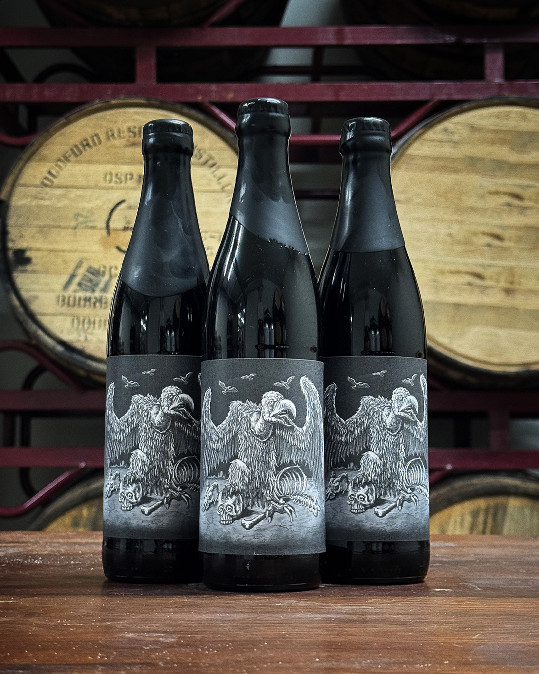 🐤Pääsiäisen pitkistä pyhistä saa tehtyä halutessaan vielä pidemmät!🐰

Meidän tuhdit, tummat ja pitkään muhineet kuuluvat tähän juhlapyhään kuin munivat jänikset konsanaan. Tuju Taproom & Shop palvelee koko pääsiäispyhien ajan, joten kannattaa ottaa ilo irti ja suunnata kohti Rakuunamäkeä!
 
Uusin Black Barrel -julkaisumme on Vulture!
 
🥚Black Barrel Series: Vulture 12,0% | Barrel-aged coffee imperial stout🥚

Vulture on upea Black Barrel Series -imperial stout, joka on useamman eri-ikäisen tynnyrin sekoite. Sekoitteen osat ovat kypsyneet amerikkalaisissa bourbon- ja espanjalaisissa brandytynnyreissä 18 kuukautta ennen blendausta.

Vulture on täyteläinen, armoton jättiläinen, jossa bourbonin lämpö, kitalakea kuivaava tammi ja kevyt vaniljaisuus sekä elegantti hedelmäisyys nousevat esiin. Mukana käytetty kahvi on sarjaan sopivasti todella tumma, synkkä ja reilun paahteinen. 

Verkkonoutokauppamme palvelee netissä 24/7, myös yli juhlapyhien https://www.panimotuju.fi/kauppa/