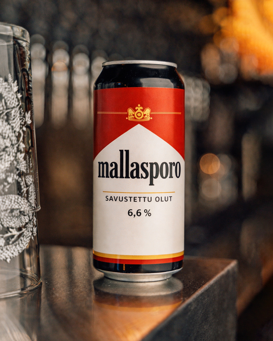*** TÖLKKIJULKAISU! ***
Meitä Tujulaisia väheksytään usein siitä, ettemme muka kuuntele asiakkaiden toiveita. Yksi toistuva toive on ollut poropizza. No, nyt voi heittää ne epäilykset romukoppaan, tässä nimittäin on:

🦌MALLASPORO 6,6% | Savustettu olut | poro, nikotiini, kahvinporo🚬

Mallasporo on aitoa lähituotantoa; raaka-aineet on kerätty lähiympäristöstä, Taproomin portailta, luonnosta ja katujen varsilta. Lisäksi porot ovat eläkeläisesiintyjiä Joutsenosta. Toimimme myös kestävän kehityksen periaatteiden mukaisesti, joten kahvinporot on talteen otettu kahden viikon ajalta panimon oman toiminnan sivutuotteina.

Lopputulos on vastustamaton kokonaisuus, jossa savun pehmeä syli kohtaa poron rouhean, lähes metsänmakuisen luonteen. Kahvinporot tuovat mukaan tummapaahtoista, karvasta syvyyttä, joka kääntyy lopussa yllättävän tutuksi... kuin juuri löydetyn tumpin kitkerä ensiveto. 

Rohkea ja täysin kompromissiton esitys, joka lämmittää tunteita!

Saatavilla verkkkonoutokaupasta osoitteesta:  https://www.panimotuju.fi/tuote/mallasporo-66/