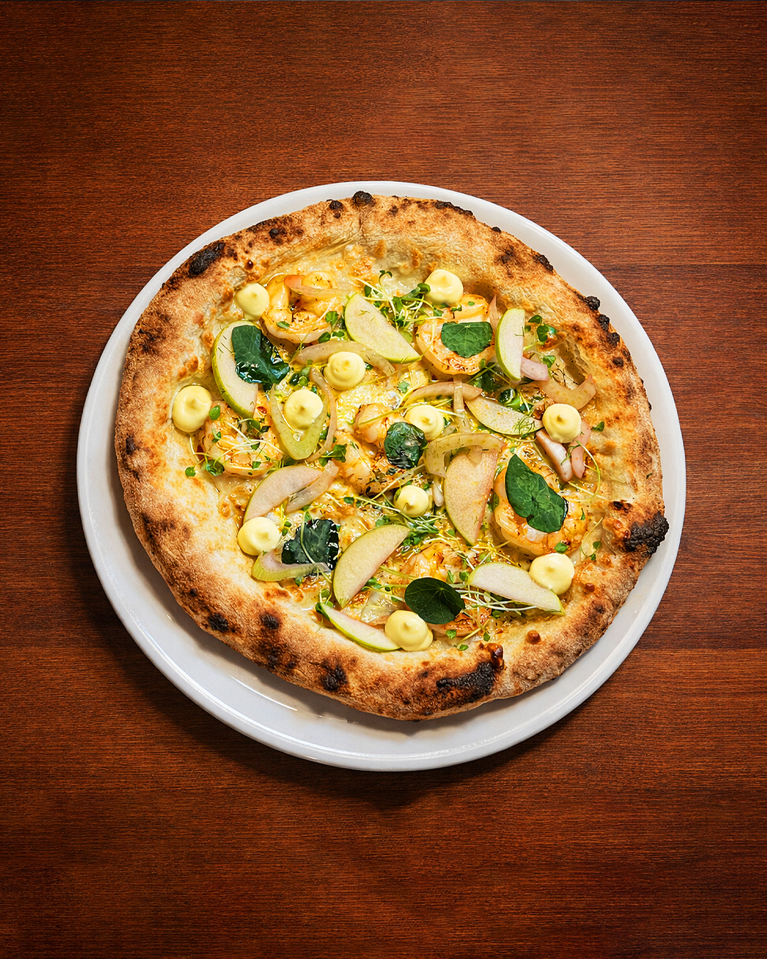 🍷Kevään spessuin spessupizza on tässä! 🦐🍕JÄTTIRAPULA🍕Tujun yhteistyön tulos on pizzakollabo @chateaucarsin'in 🇫🇷 kanssa. Tehtiin rapu(la)päissään pizzakollabo, johon käytettiin mm. Chateau Carsin'in Clairetilla marinoitua fenkolia ja omenaa! Se on jättihyvää mutusteltavaa, mutta saatavissa nyt vain rajoitetun ajan kevätkaudella! Oletko jo testannut?Sisältää vegaanista chili-valkosipulilevitettä, Fior di Latte -mozzarellaa, marinoituja jättikatkarapuja, Chateau Carsinin Clairetilla marinoitua fenkolia ja omenaa, lime-inkiväärimajoneesia sekä vesikrassia.  Viininä käytetty Clairet on Bordeaux’ssa tunnettu klassisesti ronskina roséena, mutta uudet sukupolvet kutsuvat sitä myös “superkevyeksi punaviiniksi”. Ota mopo esiin autotallista ja suuntaa Rakuunamäelle. Jos et suuntaa niin suuntaa kännykällä Woltin applikaatioon!