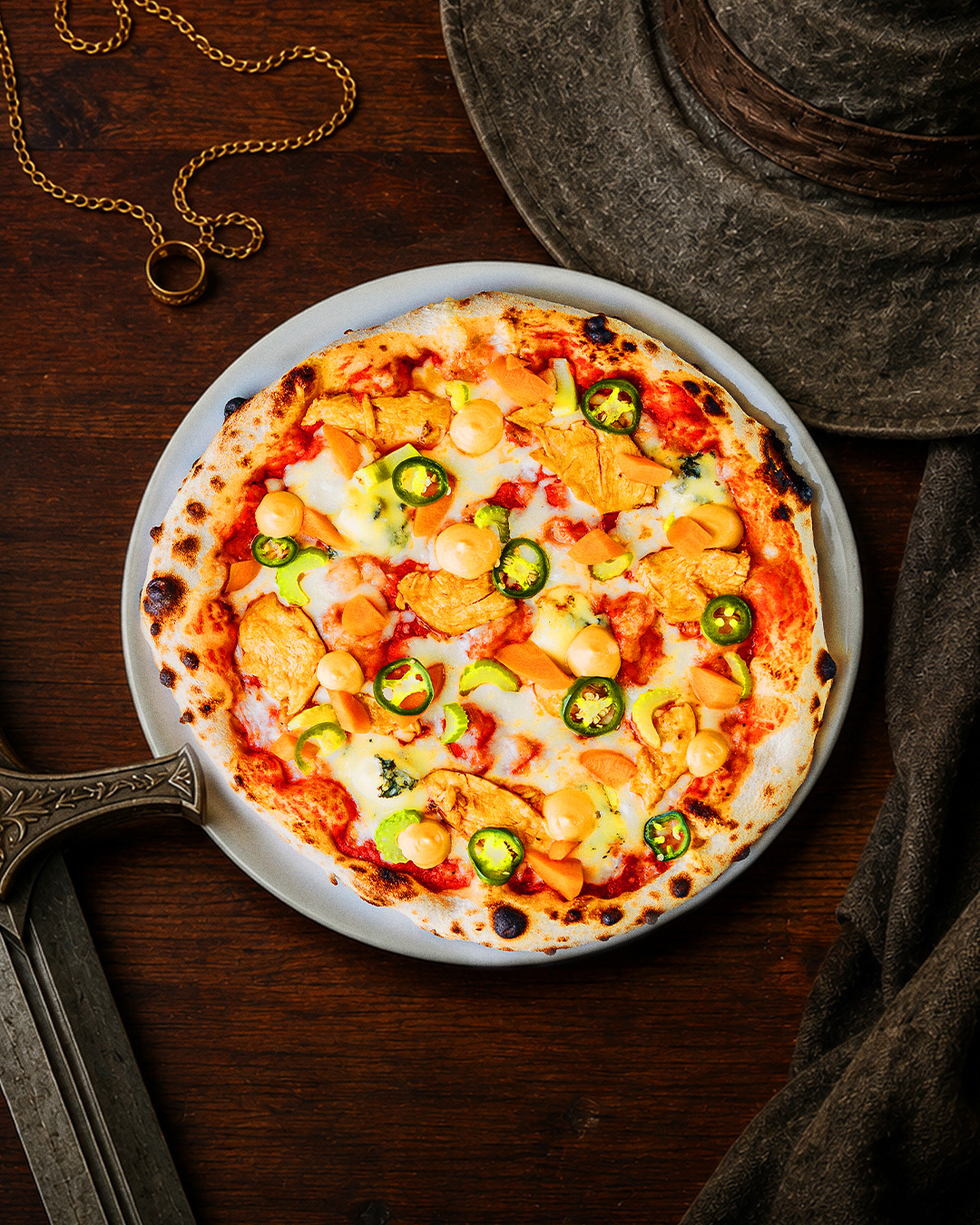 No perhana! Sehän ei ole mikään muu kuin pizzaperjantai ja sen kunniaksi esittelyssä: 

🍕Lord of the Wings🍗

Hobittilaumalle tulee nyt kuumat paikat, sillä Rakuunanmäellä paistuu Lord of the Wings! Kapuaminen meille ei ehkä ihan vastaa Tuomiovuorta, mutta matka voi olla mutkia ja seikkailua täynnä.

Siivekäs Lord of the Wings sisältää Tujun tomaattikastiketta, Fior di Latte -mozzarellaa, Siipiweikkojen hot-kastikkeella maustettua kotimaista broileria, Peltolan Blue -juustoa, varsiselleriä, pikkelöityä porkkanaa, Wings-Fraichea ja pikkelöityä jalapenoa.

Kerää mukaan haltiat, hobitit ja muut pitkäkorvat. Jos et saa ketään mukaan, niin  Woltti toimittaa koko Keski-Maahan tai lähes Lappeenrannan alueelle ainakin!