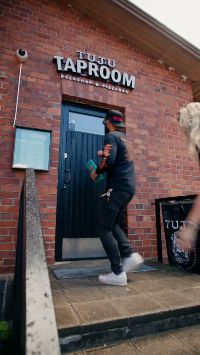 🇭🇺 @madscientistbeer x Tuju Taproom — Space Cake 🍕

Olutkollabot on nähty. Ne eivät ole tällä hetkellä selkeästikään mikään kuuma trendi. Sitä vastoin luonnollinen kehityssuunta on pizzakollabot ja sellainen väsättiin unkarilaisen Mad Scientistin kanssa. Labravälineet saivat kyytiä, sillä vaikka tätä suunniteltiin pitkään, mutta jossain kohtaa unohdettiin kaikki turvaohjeistukset ja päätettiin vain katsoa, mitä tapahtuu.

Uunista astuu ulos Space Cake. Tujun tomaatti-chilikastike, fior di latte -mozzarella, nduja, chorizomakkara, chilihunajalla karamellisoitu pekoni, lime-minttumajoneesi sekä Takis Blue Heat -sipsit löysivät toisensa tavalla, joka ei pitäisi olla mahdollista. Onneksi kaikki on mahdollista!

Napolin la mammat saattavat järkyttyä, mutta kehitystä ei voi pysäyttää. Me vakavasti otettavat hullut tieteentekijät arvostamme tätä.

Mad Scientist 🇭🇺 x Tuju
Space Cake - saatavilla nyt Tuju Taproomilla.