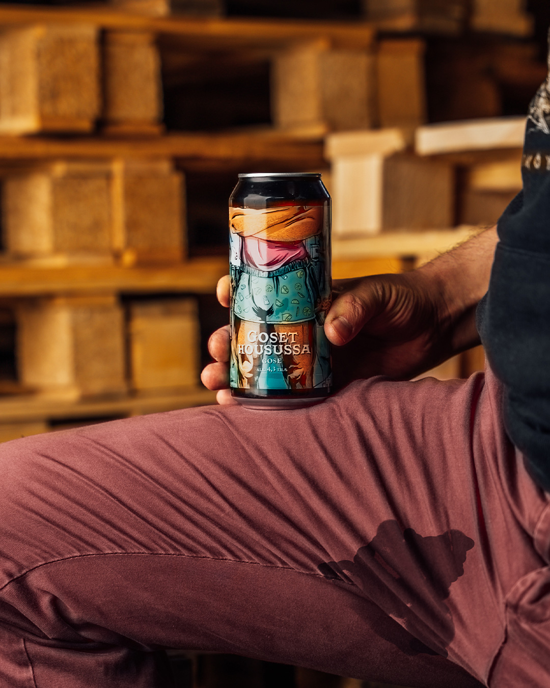Nyt lirahti jälleen, nimittäin vesi kielelle!

🍋Goset Housussa 4,3% | Gose | Sitruuna, sitruunankuori, suola🍋

Jep! Näin on, että me gosetamme sinua, mutta usko pois - tämä on äärettömän hyvää! Meidän keisäinen gosemme on nimittäin kumarrus saksalaisille esi-isille! Happamaan runkoon on nimittäin lirahtanut suolaa🧂 ja lörts lärts lörähtänyt sitruunaa mojovasti. 

Läpikuultava, sumumainen kaunokainen, jossa gosen syvä happamuus, mineraalisuus ja Tenaan verrattava kuivuus varmistavat, että kesäauringon porotusta torjutaan parhain mahdollisin välinein!

Goset Housussa 4,3% saatavilla kaupoista ja ravintoloista kautta maan!