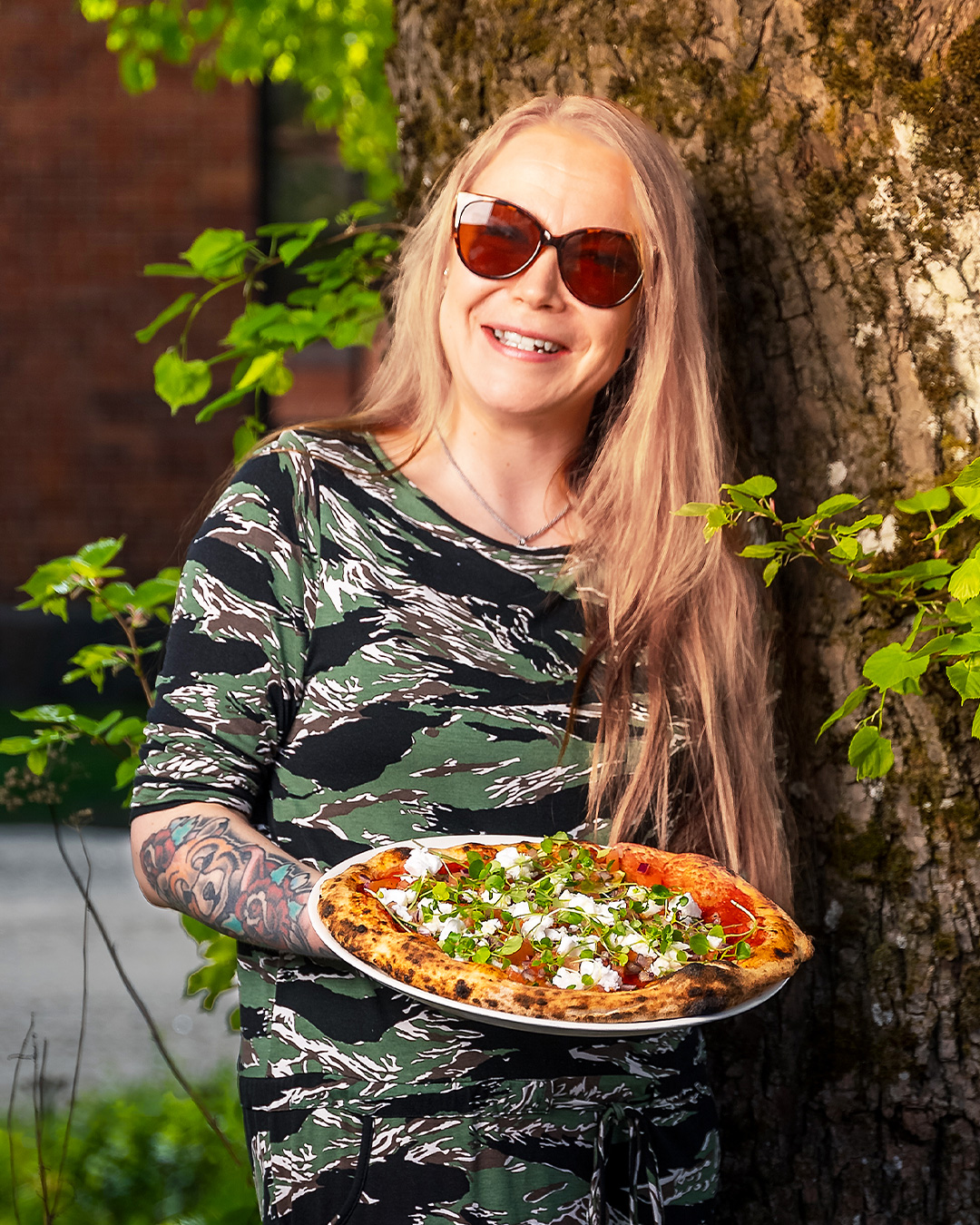🌿KESÄHEILA🌞

Suomen kesä. Se saapuu mökkilaitureille, lavatansseihin, viljapeltojen yli ja ladon varjoihin, joissa aika on hidastunut, mutta kulkee silti aivan liian nopeasti. Välillä kuitenkin törmäät johonkin, jota et osannut odottaa: Kesäheilaan.

Kesäheila sisältää romantiikkaa Tujun tomaattikastikkeessa, marinoidussa kesäkurpitsassa, tomaattisalsassa, vegaanisessa Greek White -vuustossa, neitsytoliiviöljyssä sekä vesikrassissa.

Heilanmetsästys voidaan nyt päättää, sillä se löytyy Tuju Taproomista. Pappatunturin tulpat tukossa ja airot palaneet kokossa? 
Woltin kesämiehet ja -naiset kuljettavat lätyt perille.
