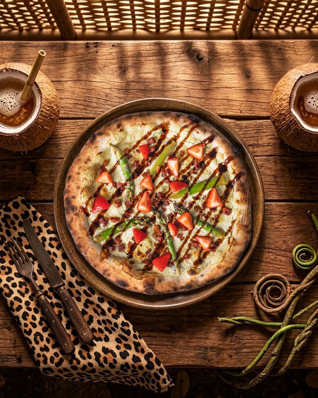Viidakkorummut kuuluttavat, että Parzan-pizzaa on nyt saatavilla Tuju Taproomilla!

🐒PARZAN🌴

Minä Parzan – sinä Jano!
Rakuunamäen viidakon rehevän aluskasvillisuuden seasta löytyy pizza, jonka ääni kuuluu kauas. Parsapuiden kätköistä leopardi tarkkailee ja gorillat liikkuvat liaanien lomassa.

Sisältää Tujun vuohenjuusto-parsakreemin, pikelöityä vihreää parsaa, rapeaa pekonia, balsamico-kastiketta sekä tuoreita mansikoita.

Cheetaa ei huvita lähteä? Tilaa jokitaksi. Woltti kyllä tuo!