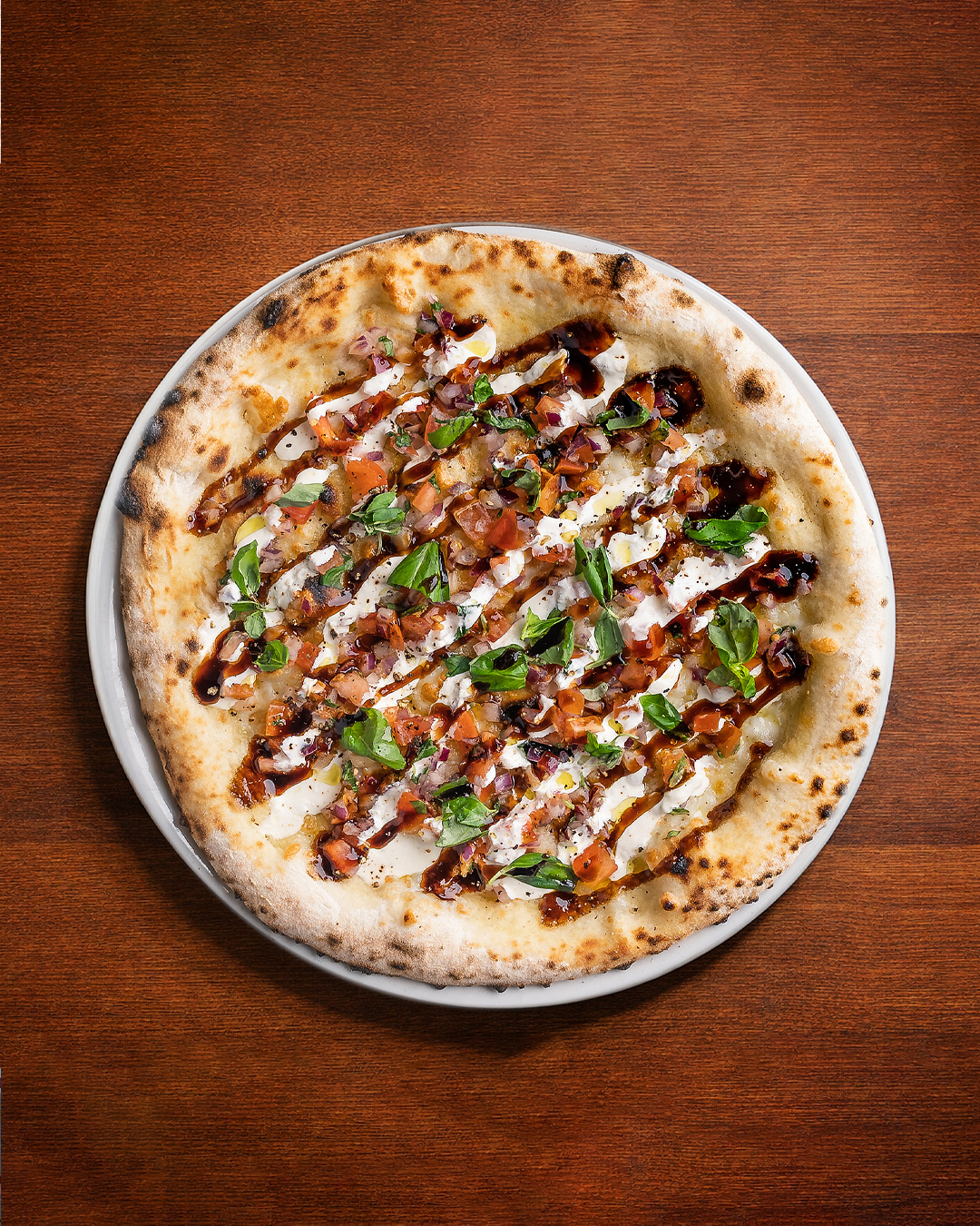 Joko niitä löytyy? Bruchetusraitoja tarkoitan!
🍕 BRUSCHETUSRAIDAT

Kuulkaas enot; Kesän valkoisin pizza on tässä, mutta se on samalla näkemyksemme italialaisen keittiön klassikosta.
Ei todellakaan sisällä kalvakkaa kalkkunaa saati melaniinipigmenttiä, mutta se sisältää Fior di Latte -mozzarellaa, tuoretta basilikaa, tomaattisalsaa, Tujun burrataa, balsamicoa sekä neitsytoliiviöljyä.

Tuju Taproom - mesta, missä alkuruoasta tulikin pääruoka! Jos pöytäsi näyttää tyhjältä, Wolt voisi auttaa!