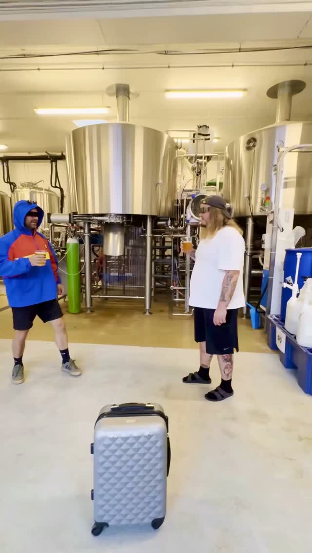 Tuju Travels järjestää jälleen tekemistä suomalaisille -  @flying_couch_brewing (DK) Suomen tap takeover + tasting -kierros!

Se on just näin! Flying Couch pakkaa tärkeimmät ja tulee Suomen-kiertueelle, startaten reissunsa Lappeenrannasta Tuju Taproomista. 

Upeat oluet ja kauniit ulkoasut hivelevät jokaista olutnördeä oikeaan suuntaan. Flying Couchin tyyli vaihtelee humalavetoisista IPA-oluista raikkaisiin lagereihin ja erikoiseriin, joissa korostuvat kokeellisuus ja juotavuus. 

3.9. klo 18:00  @panimotuju / Tuju Taproom, Lappeenranta: TTO + Meet & Greet! Tule tyypittämään hanat ja tapaamaan tyypit oluiden takaa! 
4.9. klo 18:00 @dommikkeli, Mikkeli. Megatasting ja TTO. Panimo tulee isolla jengillä, joten ota oma jengisi ja tule mukaan!
5.9. Klo 12:30 @salamanationbar, Helsinki. TTO + @mrchelsinki Monthly Run! Rasvaa lenkkarit ja suuntaa juoksulle ja sitten hörpylle. Tai vain hörpylle? 

Mukana koko Flying Couchin jengi!